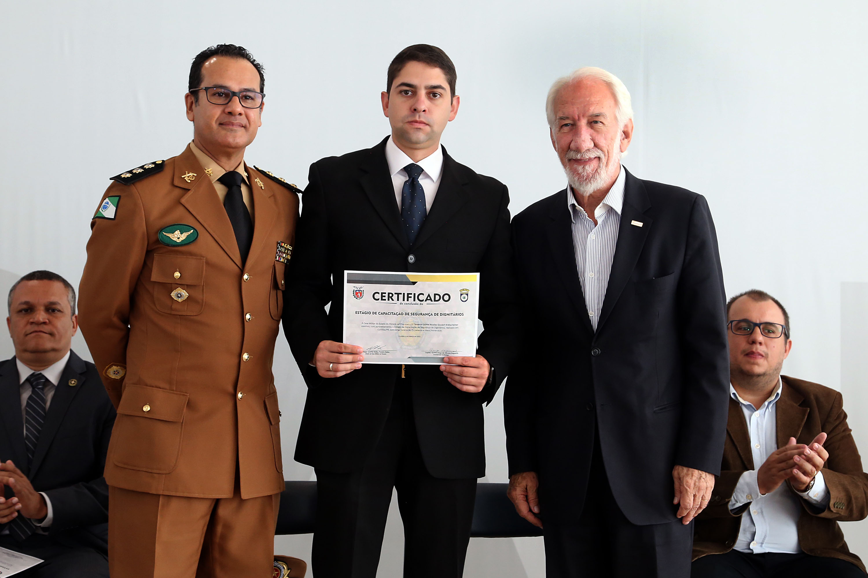 O governador em exercício Darci Piana participou nesta sexta-feira (8) da solenidade de encerramento do estágio de capacitação de policiais em segurança de dignitários. O curso, que começou em fevereiro deste ano, teve o objetivo de aperfeiçoar policiais do Paraná, Mato Grosso do Sul e Distrito Federal que atuam na segurança de autoridades. A cerimônia ocorreu no Palácio Iguaçu, em Curitiba.Foto Gilson Abreu/ANPr