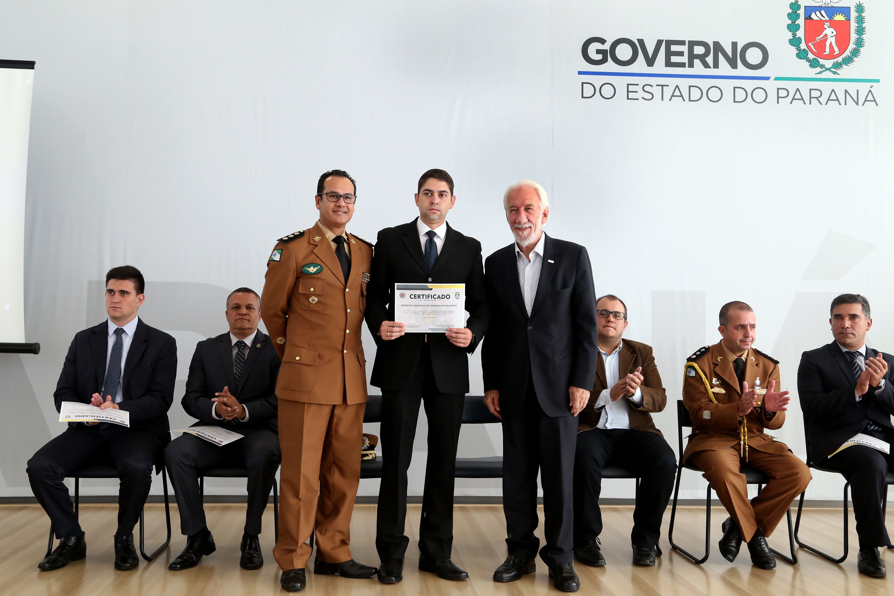 O governador em exercício Darci Piana participou nesta sexta-feira (8) da solenidade de encerramento do estágio de capacitação de policiais em segurança de dignitários. O curso, que começou em fevereiro deste ano, teve o objetivo de aperfeiçoar policiais do Paraná, Mato Grosso do Sul e Distrito Federal que atuam na segurança de autoridades. A cerimônia ocorreu no Palácio Iguaçu, em Curitiba.Foto Gilson Abreu/ANPr