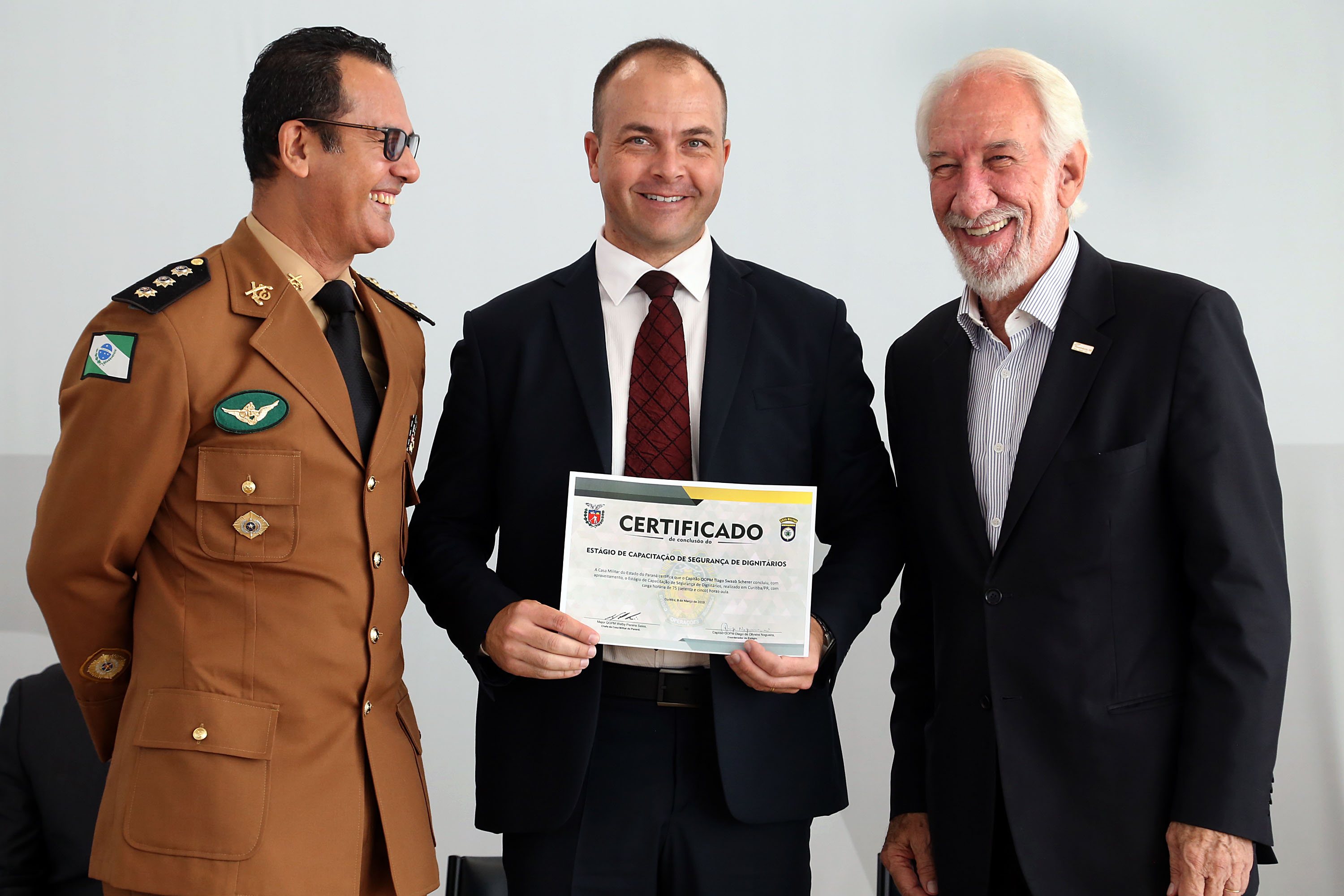 O governador em exercício Darci Piana participou nesta sexta-feira (8) da solenidade de encerramento do estágio de capacitação de policiais em segurança de dignitários. O curso, que começou em fevereiro deste ano, teve o objetivo de aperfeiçoar policiais do Paraná, Mato Grosso do Sul e Distrito Federal que atuam na segurança de autoridades. A cerimônia ocorreu no Palácio Iguaçu, em Curitiba.Foto Gilson Abreu/ANPr