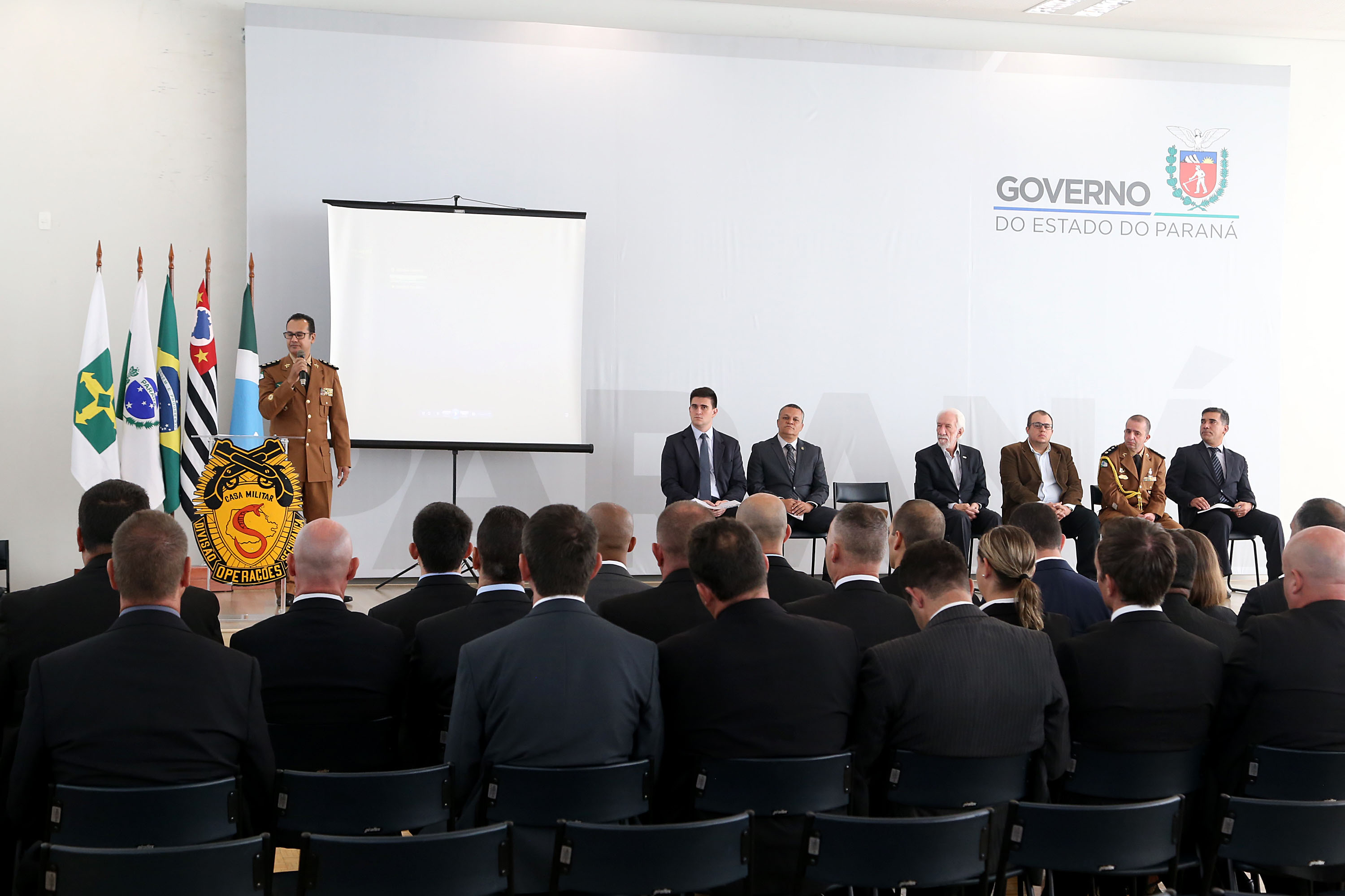 O governador em exercício Darci Piana participou nesta sexta-feira (8) da solenidade de encerramento do estágio de capacitação de policiais em segurança de dignitários. O curso, que começou em fevereiro deste ano, teve o objetivo de aperfeiçoar policiais do Paraná, Mato Grosso do Sul e Distrito Federal que atuam na segurança de autoridades. A cerimônia ocorreu no Palácio Iguaçu, em Curitiba.Foto Gilson Abreu/ANPr