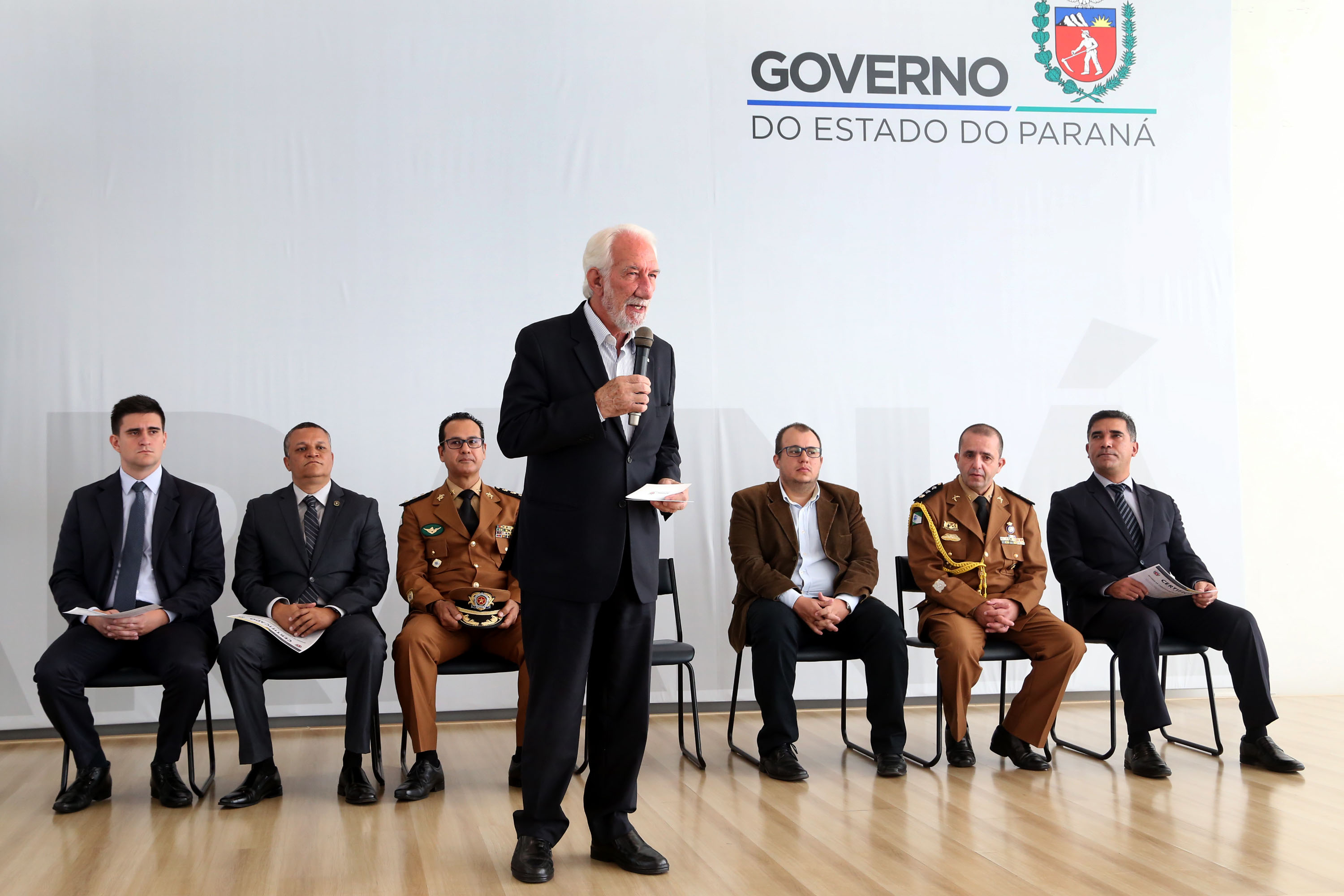 O governador em exercício Darci Piana participou nesta sexta-feira (8) da solenidade de encerramento do estágio de capacitação de policiais em segurança de dignitários. O curso, que começou em fevereiro deste ano, teve o objetivo de aperfeiçoar policiais do Paraná, Mato Grosso do Sul e Distrito Federal que atuam na segurança de autoridades. A cerimônia ocorreu no Palácio Iguaçu, em Curitiba.Foto Gilson Abreu/ANPr