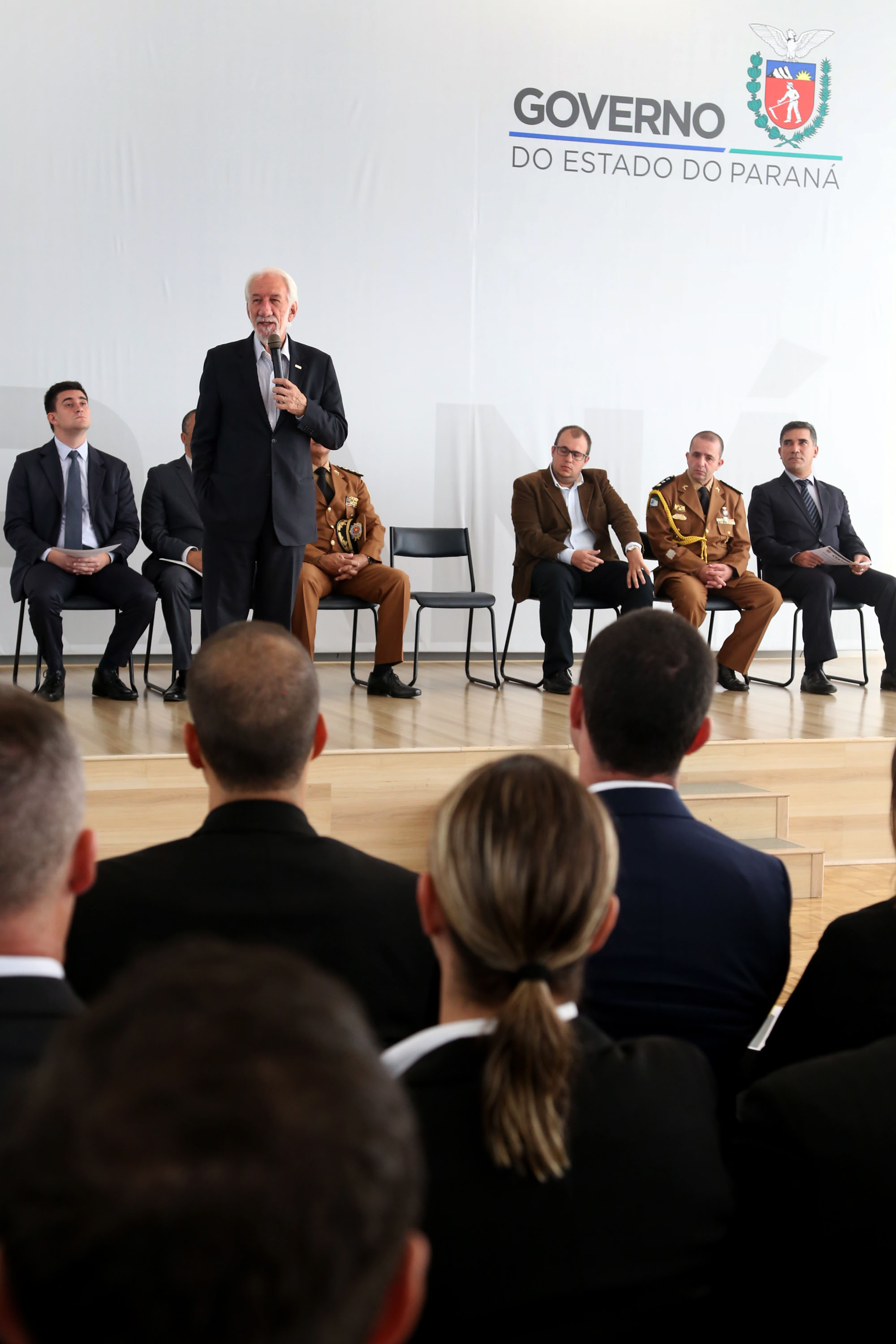 O governador em exercício Darci Piana participou nesta sexta-feira (8) da solenidade de encerramento do estágio de capacitação de policiais em segurança de dignitários. O curso, que começou em fevereiro deste ano, teve o objetivo de aperfeiçoar policiais do Paraná, Mato Grosso do Sul e Distrito Federal que atuam na segurança de autoridades. A cerimônia ocorreu no Palácio Iguaçu, em Curitiba.Foto Gilson Abreu/ANPr