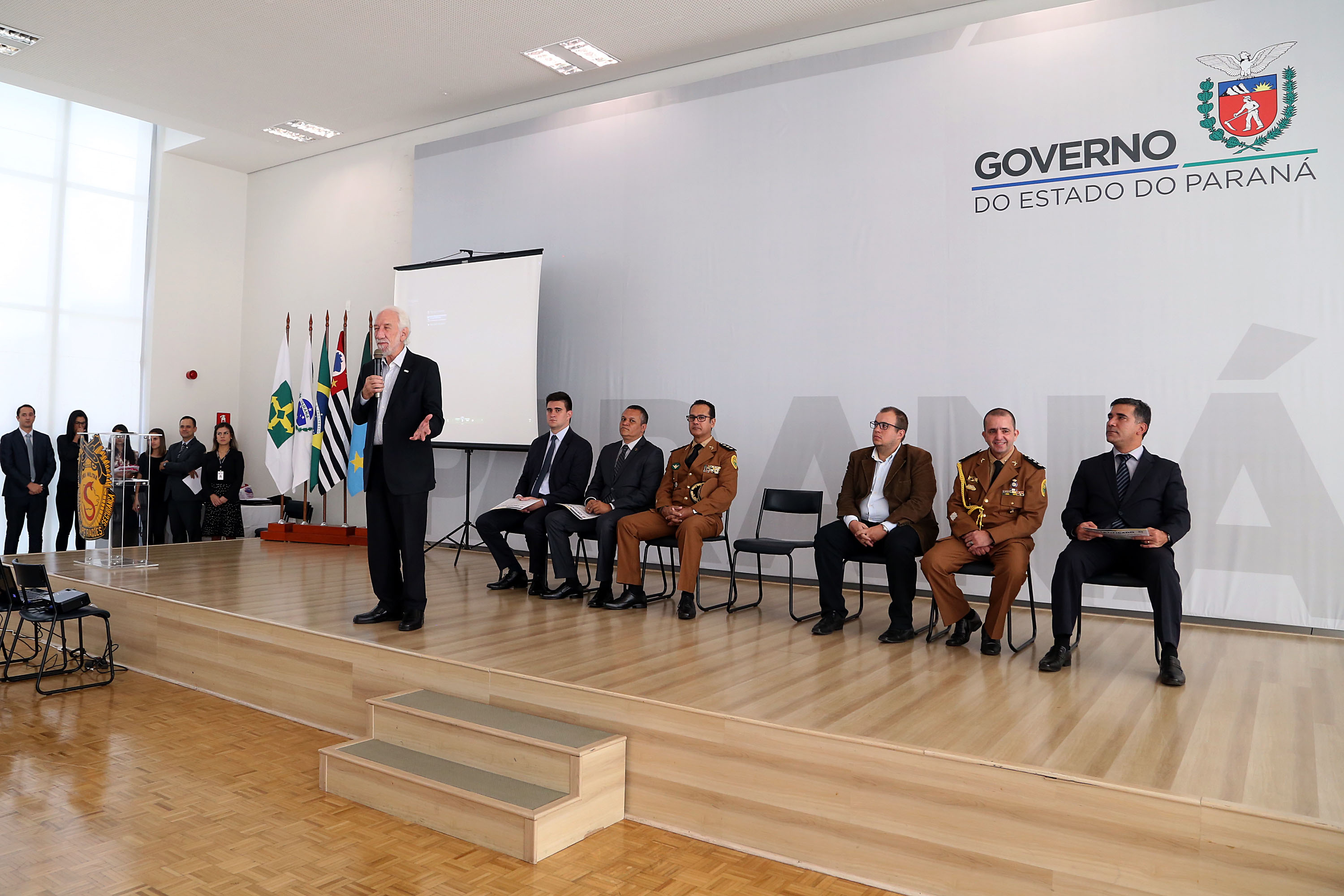 O governador em exercício Darci Piana participou nesta sexta-feira (8) da solenidade de encerramento do estágio de capacitação de policiais em segurança de dignitários. O curso, que começou em fevereiro deste ano, teve o objetivo de aperfeiçoar policiais do Paraná, Mato Grosso do Sul e Distrito Federal que atuam na segurança de autoridades. A cerimônia ocorreu no Palácio Iguaçu, em Curitiba.Foto Gilson Abreu/ANPr