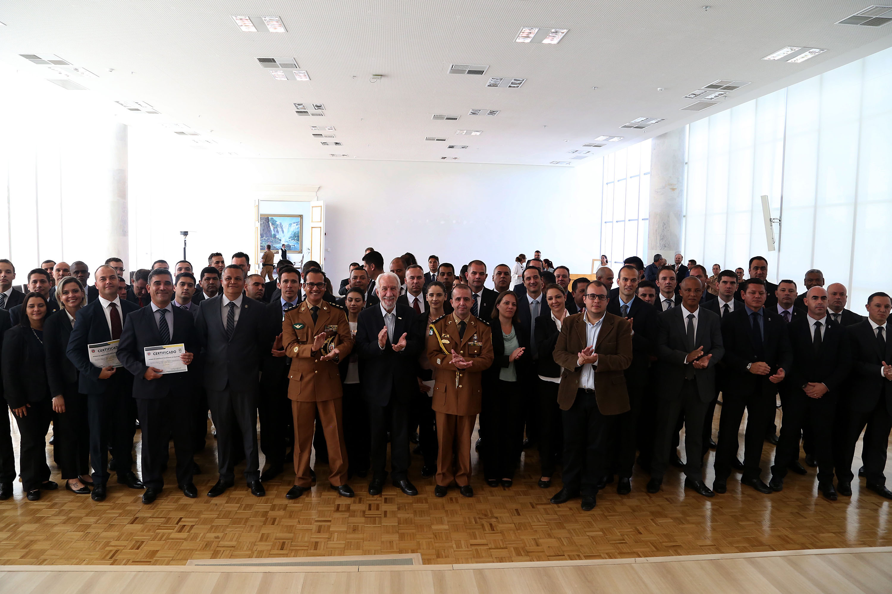 O governador em exercício Darci Piana participou nesta sexta-feira (8) da solenidade de encerramento do estágio de capacitação de policiais em segurança de dignitários. O curso, que começou em fevereiro deste ano, teve o objetivo de aperfeiçoar policiais do Paraná, Mato Grosso do Sul e Distrito Federal que atuam na segurança de autoridades. A cerimônia ocorreu no Palácio Iguaçu, em Curitiba.Foto Gilson Abreu/ANPr