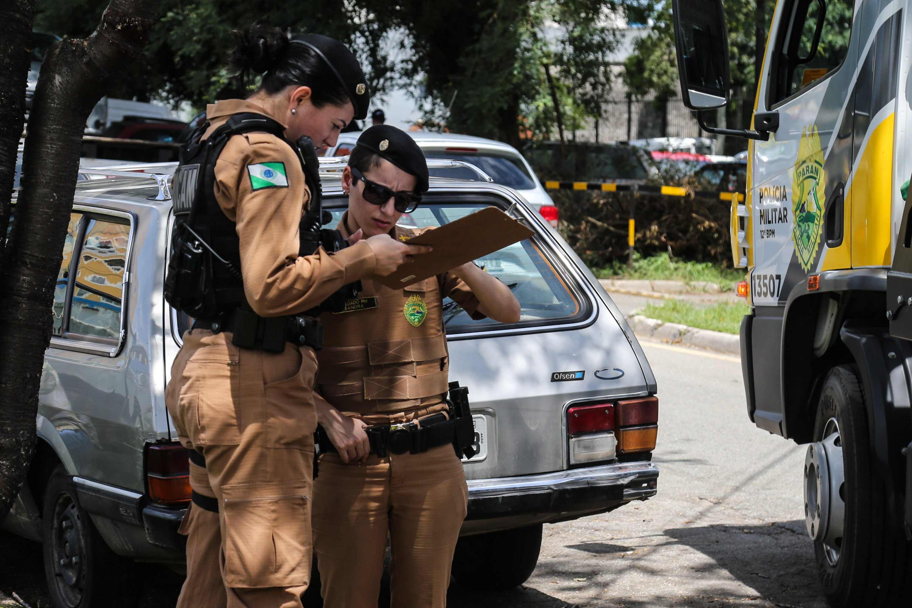 O 12º Batalhão da Polícia Militar do Paraná decidiu manter o efetivo que atende a área central de Curitiba exclusivamente feminino, nesta sexta-feira, 8 de Março. O policiamento de radiopatrulha é feito por mulheres. A iniciativa busca valorizá-las. Todas as policiais da unidade, tanto do serviço operacional quando do administrativo se reuniram as 6 horas no batalhão e, desde então, estão nas ruas do centro da capital atendendo ocorrências. Curitiba, 08/03/2019 - Foto: Geraldo Bubniak/ANPr