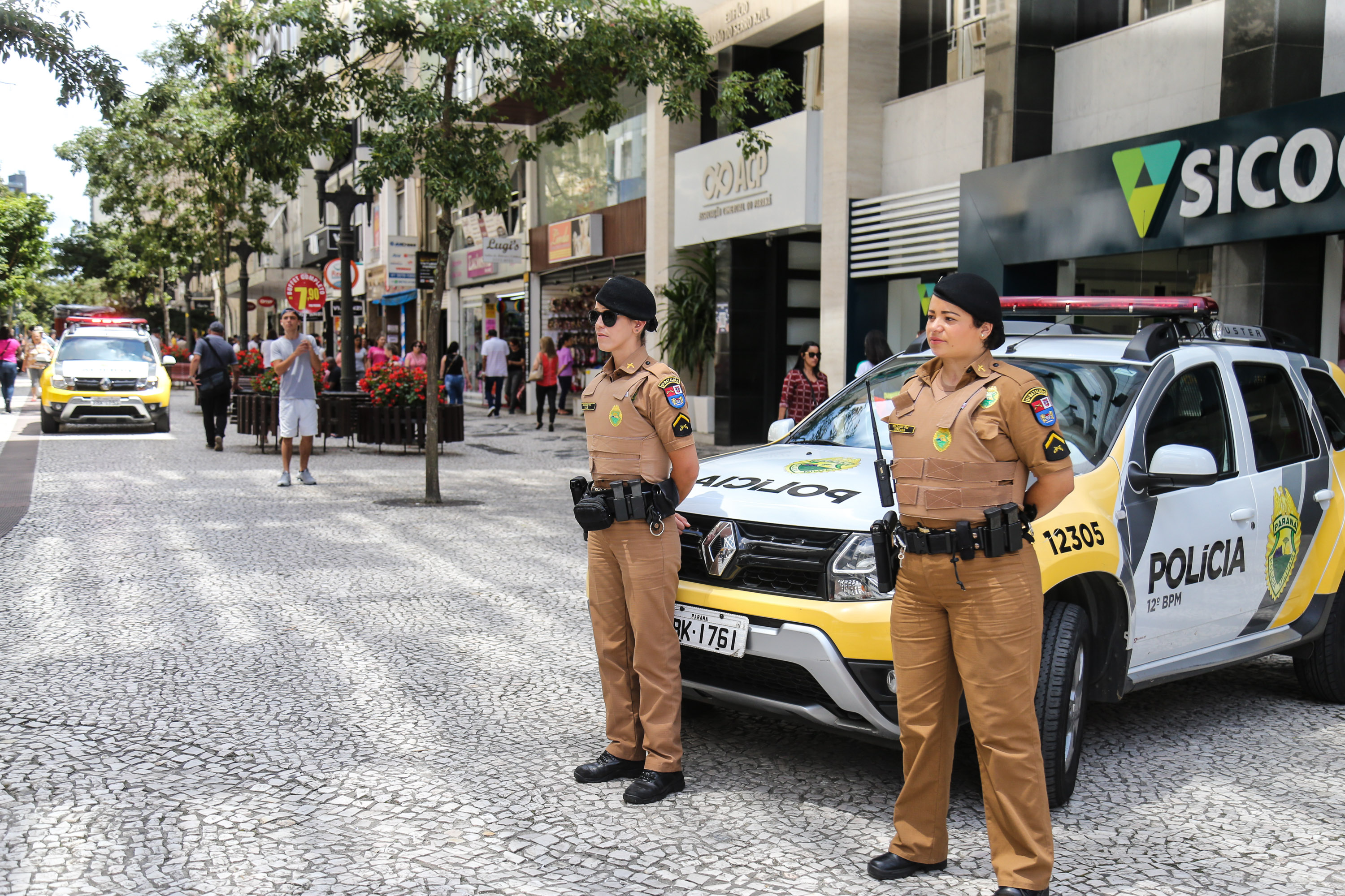 O 12º Batalhão da Polícia Militar do Paraná decidiu manter o efetivo que atende a área central de Curitiba exclusivamente feminino, nesta sexta-feira, 8 de Março. O policiamento de radiopatrulha é feito por mulheres. A iniciativa busca valorizá-las. Todas as policiais da unidade, tanto do serviço operacional quando do administrativo se reuniram as 6 horas no batalhão e, desde então, estão nas ruas do centro da capital atendendo ocorrências. Curitiba, 08/03/2019 - Foto: Geraldo Bubniak/ANPr