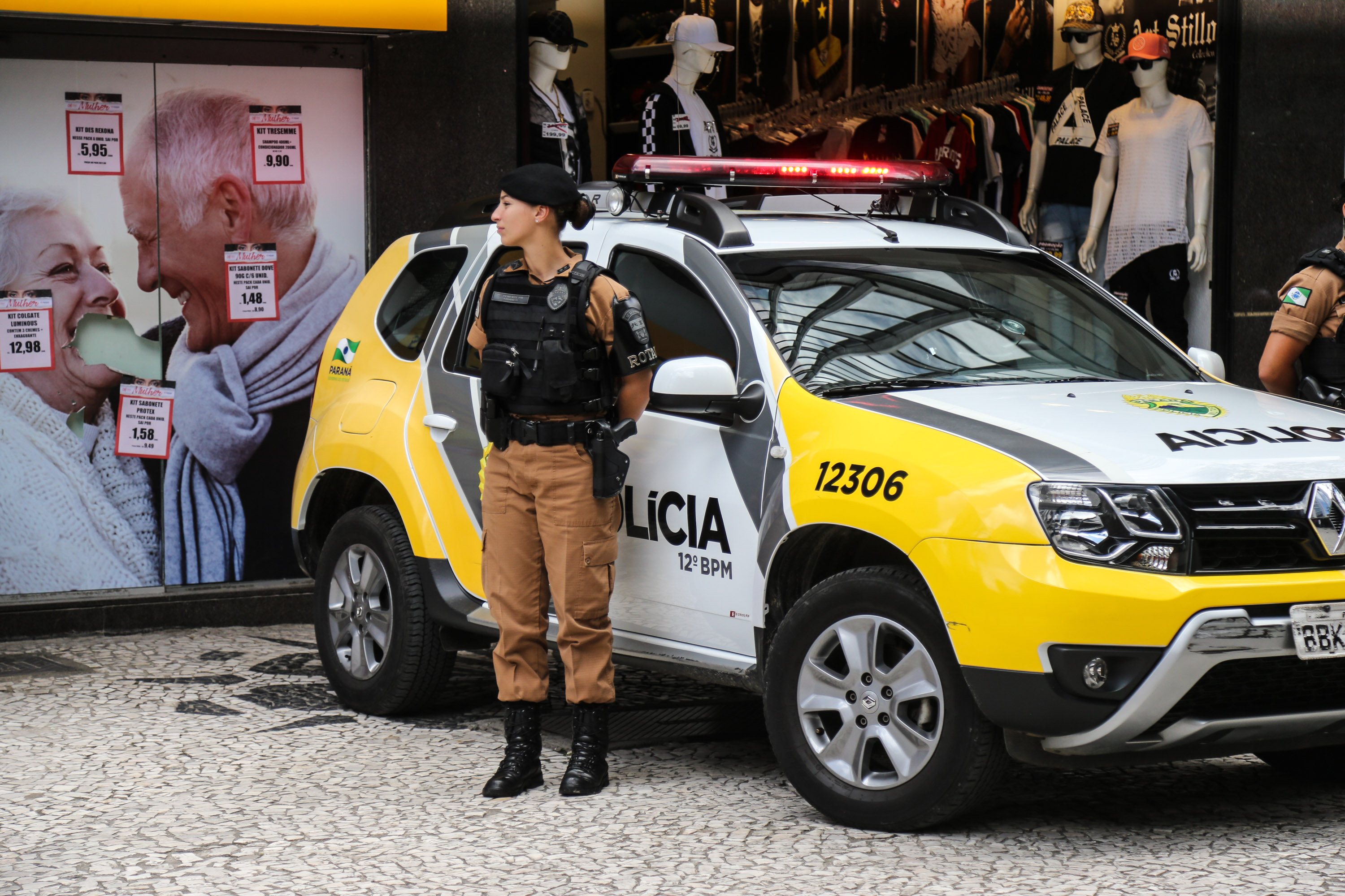 O 12º Batalhão da Polícia Militar do Paraná decidiu manter o efetivo que atende a área central de Curitiba exclusivamente feminino, nesta sexta-feira, 8 de Março. O policiamento de radiopatrulha é feito por mulheres. A iniciativa busca valorizá-las. Todas as policiais da unidade, tanto do serviço operacional quando do administrativo se reuniram as 6 horas no batalhão e, desde então, estão nas ruas do centro da capital atendendo ocorrências. Curitiba, 08/03/2019 - Foto: Geraldo Bubniak/ANPr