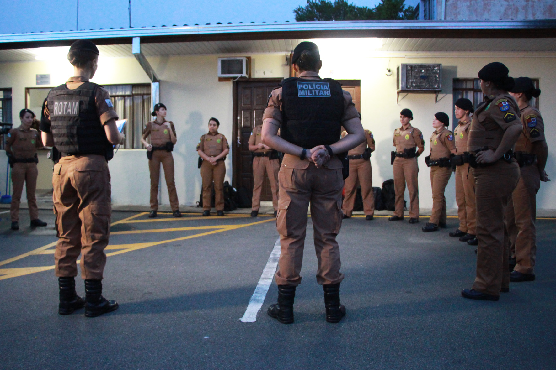 08-03-2019 Dia Internacional da Mulher 12º BPM O 12º Batalhão da Polícia Militar do Paraná decidiu manter o efetivo que atende a área central de Curitiba exclusivamente feminino, nesta sexta-feira, 8 de Março. O policiamento de radiopatrulha é feito por mulheres. A iniciativa busca valorizá-las. Todas as policiais da unidade, tanto do serviço operacional quando do administrativo se reuniram as 6 horas no batalhão e, desde então, estão nas ruas do centro da capital atendendo ocorrências. Curitiba, 08/03/2019 - Foto: Soldado Priscila Carvalho