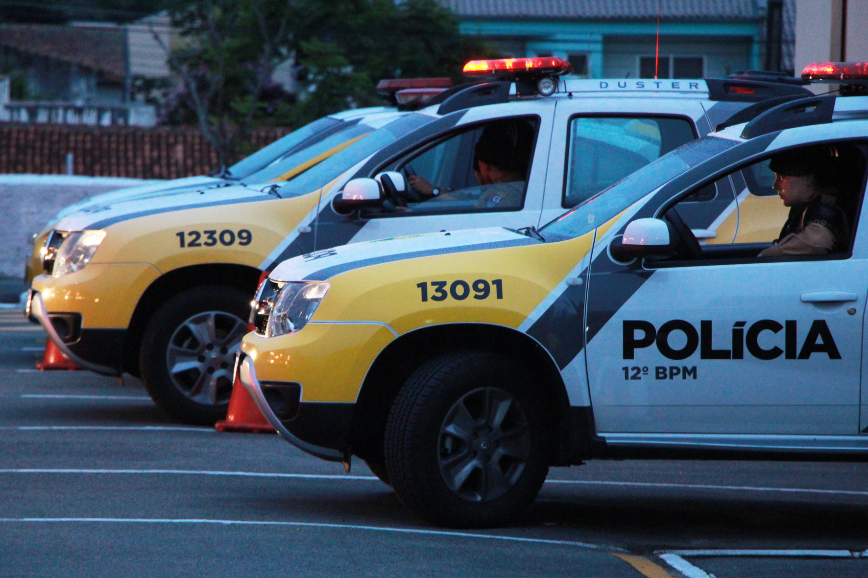 08-03-2019 Dia Internacional da Mulher 12º BPM O 12º Batalhão da Polícia Militar do Paraná decidiu manter o efetivo que atende a área central de Curitiba exclusivamente feminino, nesta sexta-feira, 8 de Março. O policiamento de radiopatrulha é feito por mulheres. A iniciativa busca valorizá-las. Todas as policiais da unidade, tanto do serviço operacional quando do administrativo se reuniram as 6 horas no batalhão e, desde então, estão nas ruas do centro da capital atendendo ocorrências. Curitiba, 08/03/2019 - Foto: Soldado Priscila Carvalho