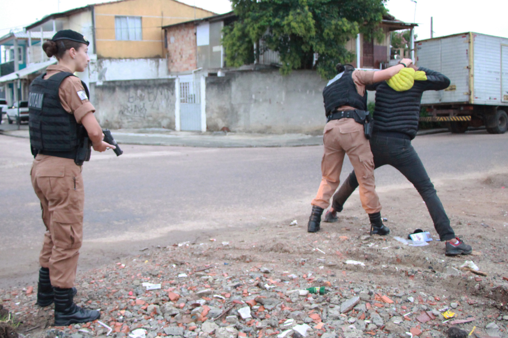 08-03-2019 Dia Internacional da Mulher 12º BPM O 12º Batalhão da Polícia Militar do Paraná decidiu manter o efetivo que atende a área central de Curitiba exclusivamente feminino, nesta sexta-feira, 8 de Março. O policiamento de radiopatrulha é feito por mulheres. A iniciativa busca valorizá-las. Todas as policiais da unidade, tanto do serviço operacional quando do administrativo se reuniram as 6 horas no batalhão e, desde então, estão nas ruas do centro da capital atendendo ocorrências. Curitiba, 08/03/2019 - Foto: Soldado Priscila Carvalho