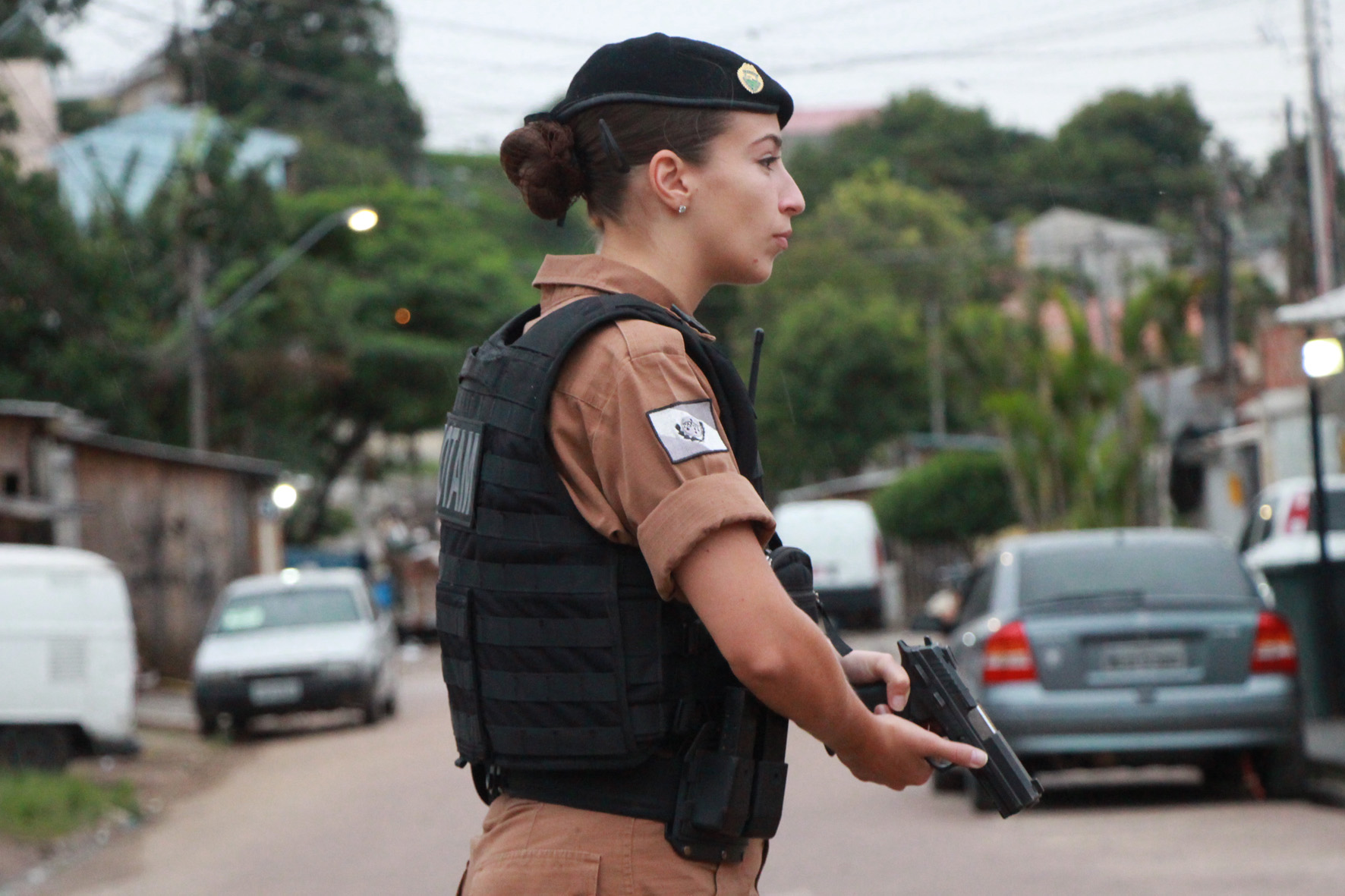 08-03-2019 Dia Internacional da Mulher 12º BPM O 12º Batalhão da Polícia Militar do Paraná decidiu manter o efetivo que atende a área central de Curitiba exclusivamente feminino, nesta sexta-feira, 8 de Março. O policiamento de radiopatrulha é feito por mulheres. A iniciativa busca valorizá-las. Todas as policiais da unidade, tanto do serviço operacional quando do administrativo se reuniram as 6 horas no batalhão e, desde então, estão nas ruas do centro da capital atendendo ocorrências. Curitiba, 08/03/2019 - Foto: Soldado Priscila Carvalho