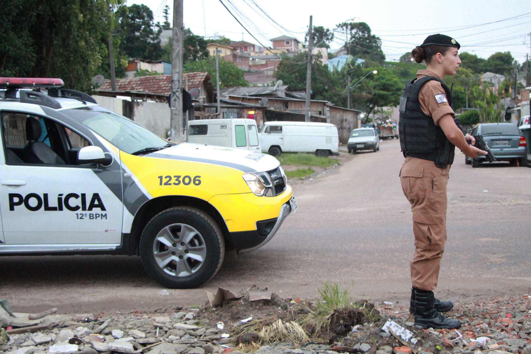 08-03-2019 Dia Internacional da Mulher 12º BPM O 12º Batalhão da Polícia Militar do Paraná decidiu manter o efetivo que atende a área central de Curitiba exclusivamente feminino, nesta sexta-feira, 8 de Março. O policiamento de radiopatrulha é feito por mulheres. A iniciativa busca valorizá-las. Todas as policiais da unidade, tanto do serviço operacional quando do administrativo se reuniram as 6 horas no batalhão e, desde então, estão nas ruas do centro da capital atendendo ocorrências. Curitiba, 08/03/2019 - Foto: Soldado Priscila Carvalho