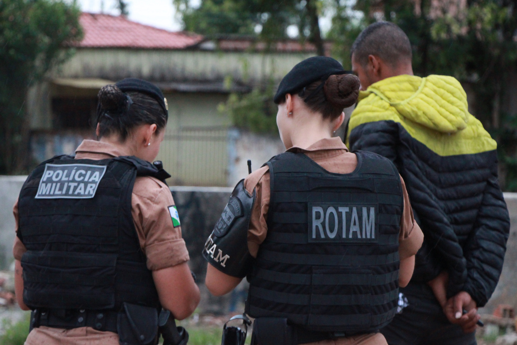 08-03-2019 Dia Internacional da Mulher 12º BPM O 12º Batalhão da Polícia Militar do Paraná decidiu manter o efetivo que atende a área central de Curitiba exclusivamente feminino, nesta sexta-feira, 8 de Março. O policiamento de radiopatrulha é feito por mulheres. A iniciativa busca valorizá-las. Todas as policiais da unidade, tanto do serviço operacional quando do administrativo se reuniram as 6 horas no batalhão e, desde então, estão nas ruas do centro da capital atendendo ocorrências. Curitiba, 08/03/2019 - Foto: Soldado Priscila Carvalho