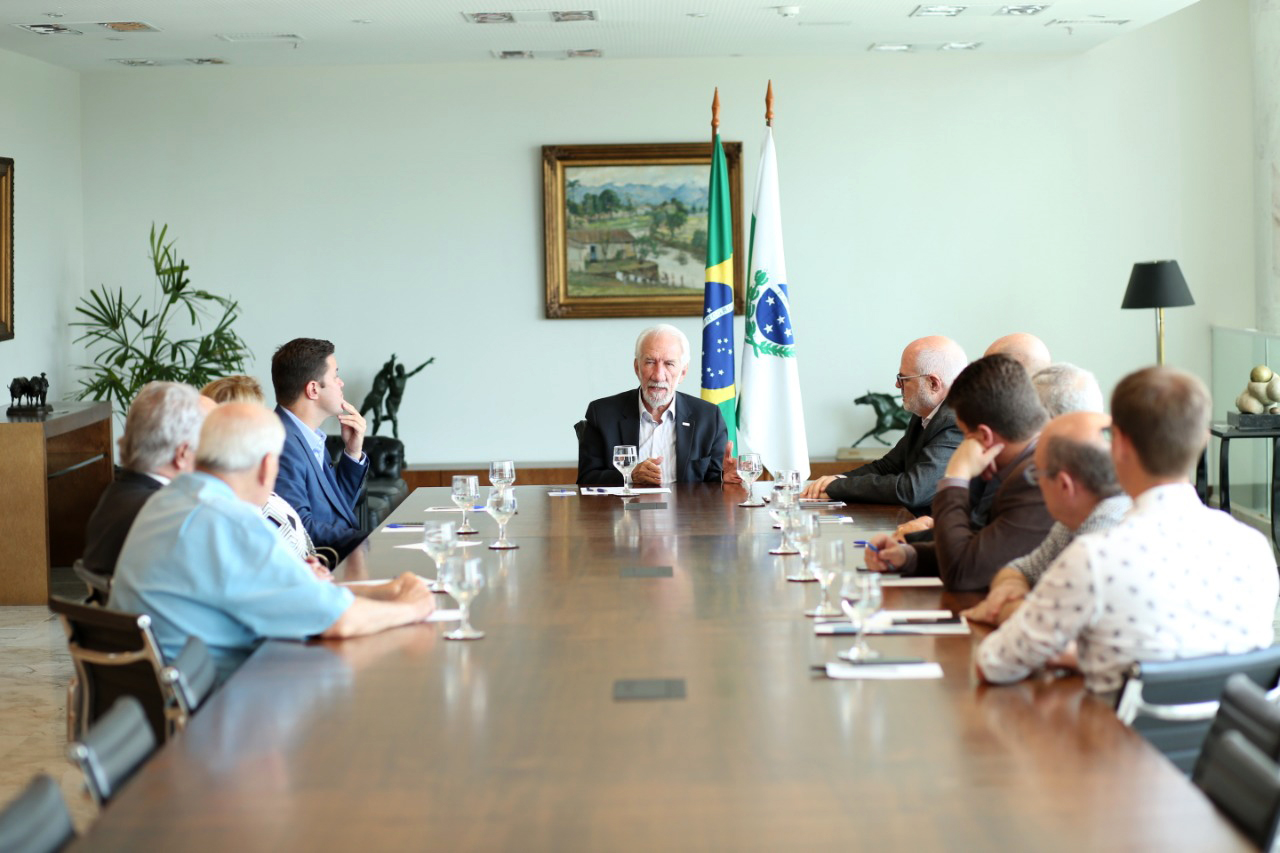 O governador em exercício Darci Piana recebeu nesta sexta-feira (8) a nova diretoria do Conselho Regional dos Representantes Comerciais do Paraná (Core-PR). O presidente da entidade, Paulo Nauiack, e os novos conselheiros tomaram posse em fevereiro deste ano para o quadriênio 2019-2022. Foto: Camila Tonett