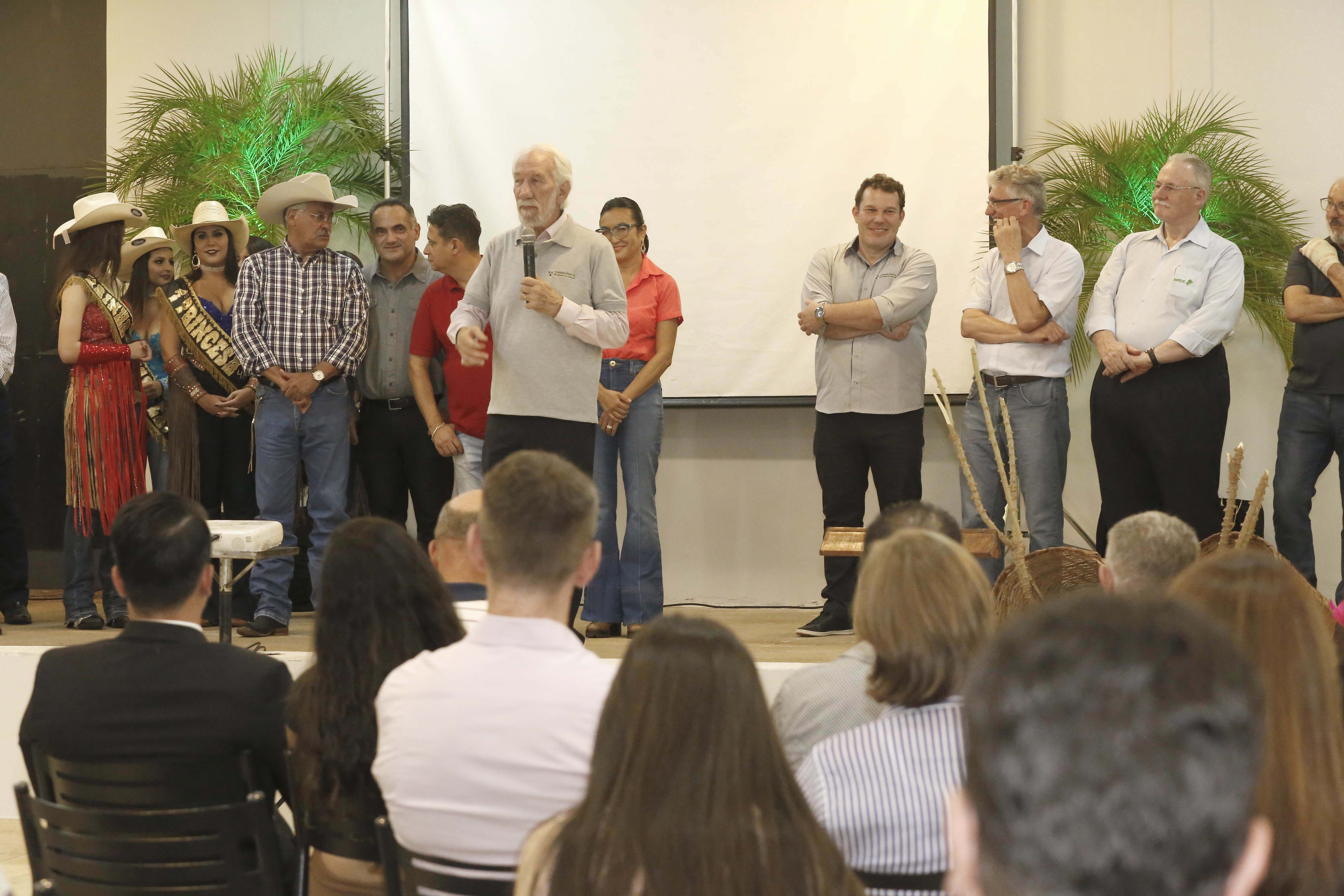 O governador em exercício Darci Piana, participa da abertura da 48ª Exposição Paranavaí - Feira Agropecuária e Industrial de Paranavaí, região noroeste do Estado. Presentes: presidente da Sociedade Rural do Noroeste do Paraná, Mario Helio de Almeida; secretário de Agricultura, Norbeto Ortigara; entre outros.Paranavaí, 08-03-19.Foto: Arnaldo Alves / ANPr.