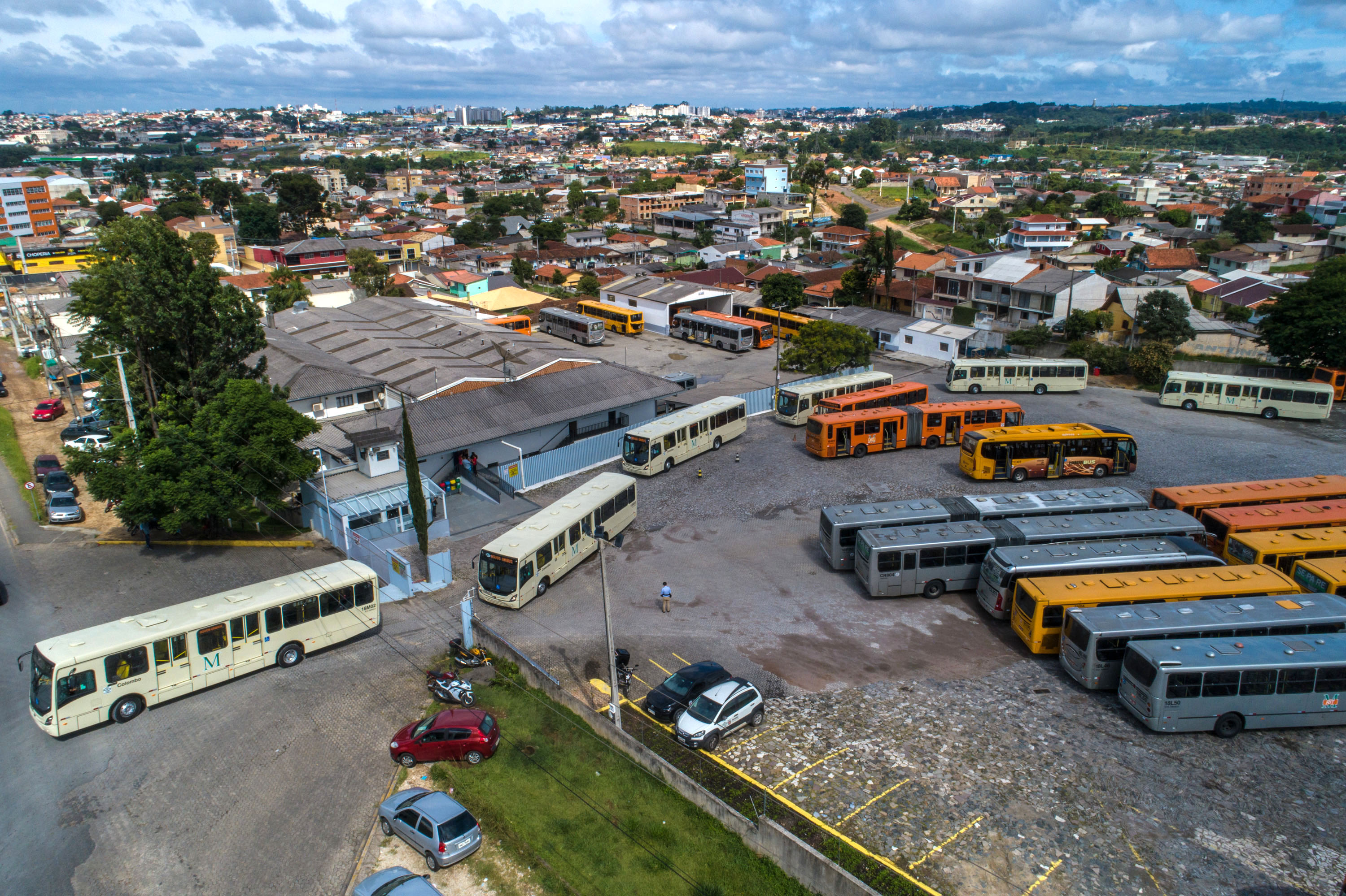A Coordenação da Região Metropolitana de Curitiba (Comec) e a Viação Santo Ângelo, de Colombo, acabam de lançar um projeto-piloto para utilização de um novo modelo de ônibus multimodal, um veículo capaz de operar linhas comuns, aquelas com embarque convencional pelo lado direito dos ônibus, e ainda as linhas tipo Ligeirinho, com embarque em estações-tubo ou plataformas nos terminais. Colombo, 13/03/2019.
Foto: Maurilio Cheli/ANPr