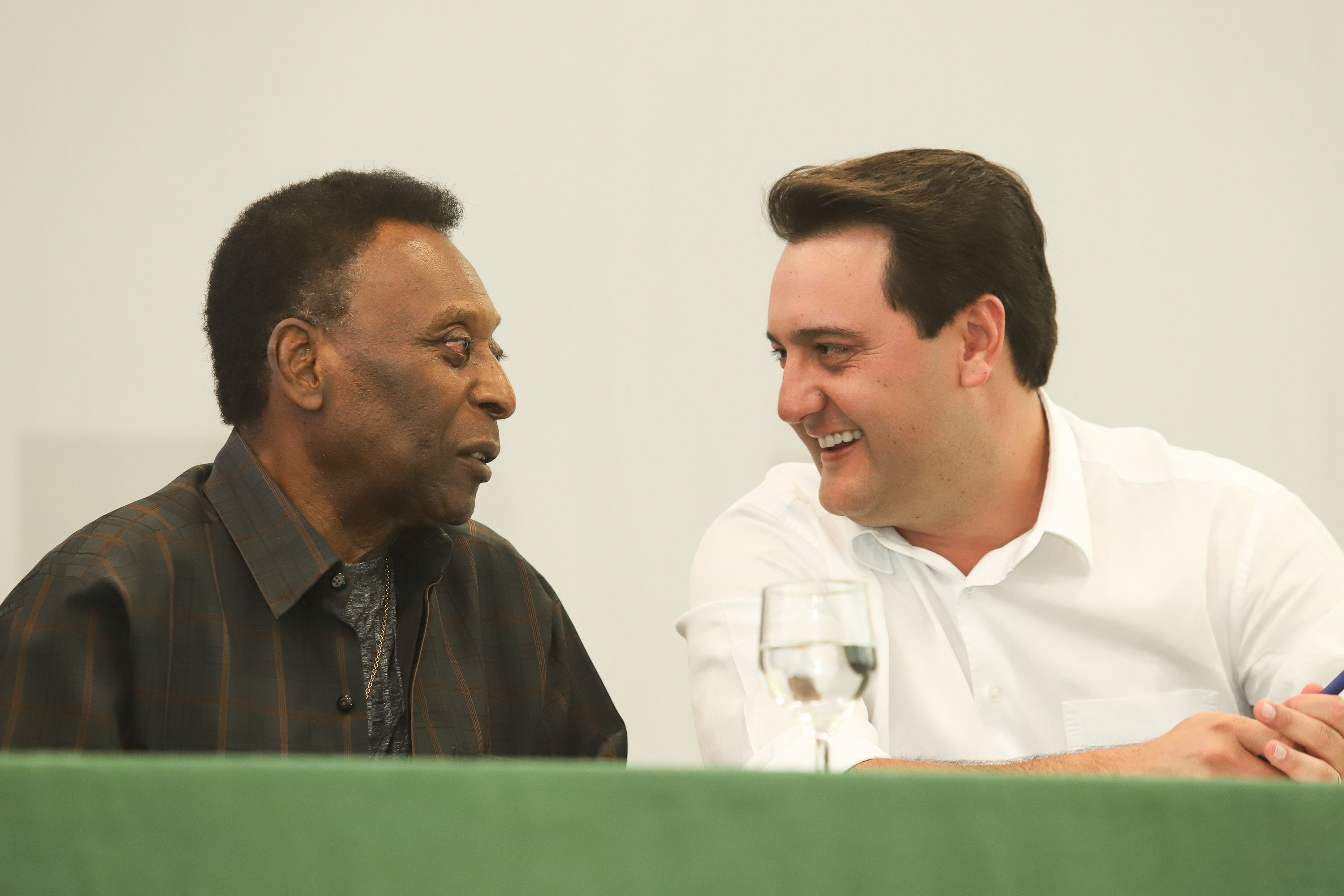 O governador Carlos Massa Ratinho Junior recebeu nesta quarta-feira (13), no Palácio Iguaçu, o campeão mundial de futebol Pelé. No evento, que contou com a presença de estudantes, atletas e ex-atletas, foram lançados a campanha Imposto Amigo do Esporte, do Governo do Estado, e o programa Esportivo Lúdico Educacional, de iniciativa de Pelé. - Curitiba, 13/03/2019 - Foto: Rodrigo Félix Leal/ANPr