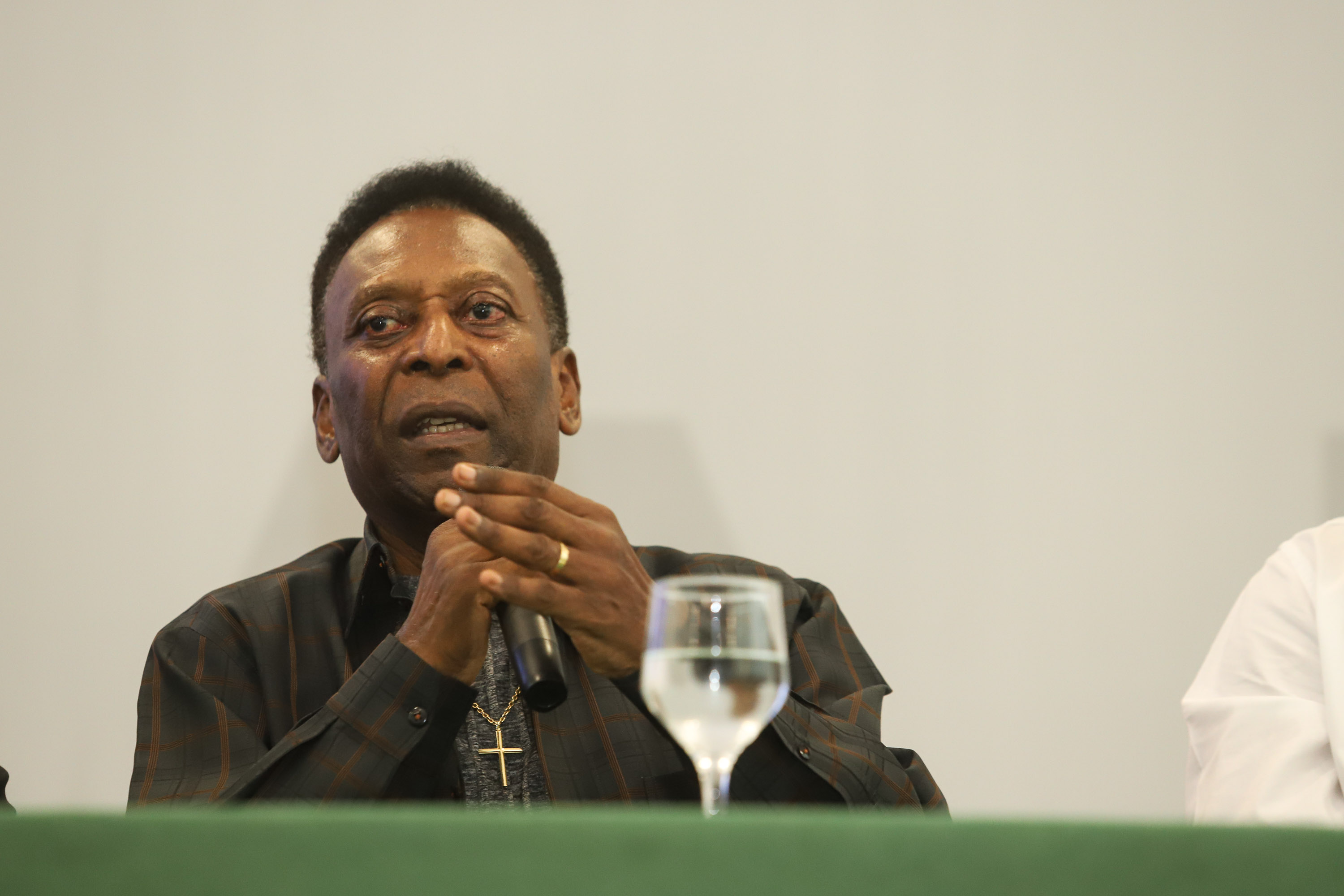 O governador Carlos Massa Ratinho Junior recebeu nesta quarta-feira (13), no Palácio Iguaçu, o campeão mundial de futebol Pelé. No evento, que contou com a presença de estudantes, atletas e ex-atletas, foram lançados a campanha Imposto Amigo do Esporte, do Governo do Estado, e o programa Esportivo Lúdico Educacional, de iniciativa de Pelé. - Curitiba, 13/03/2019 - Foto: Rodrigo Félix Leal/ANPr