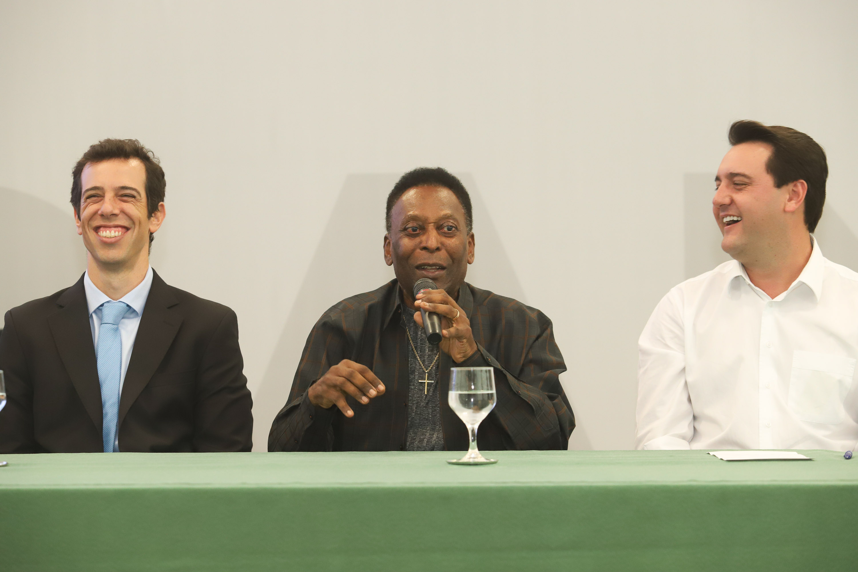 O governador Carlos Massa Ratinho Junior recebeu nesta quarta-feira (13), no Palácio Iguaçu, o campeão mundial de futebol Pelé. No evento, que contou com a presença de estudantes, atletas e ex-atletas, foram lançados a campanha Imposto Amigo do Esporte, do Governo do Estado, e o programa Esportivo Lúdico Educacional, de iniciativa de Pelé. - Curitiba, 13/03/2019 - Foto: Rodrigo Félix Leal/ANPr