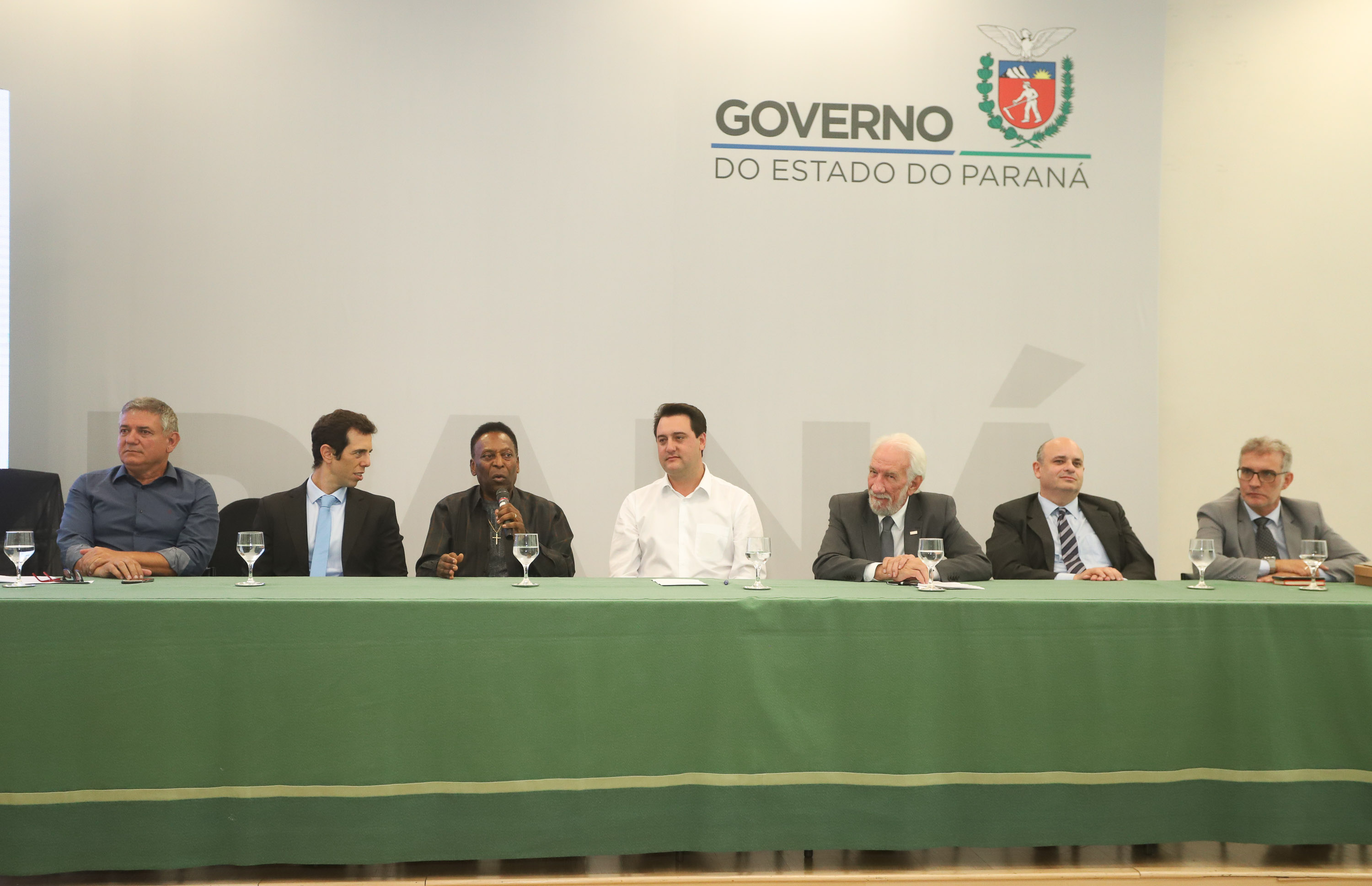 O governador Carlos Massa Ratinho Junior recebeu nesta quarta-feira (13), no Palácio Iguaçu, o campeão mundial de futebol Pelé. No evento, que contou com a presença de estudantes, atletas e ex-atletas, foram lançados a campanha Imposto Amigo do Esporte, do Governo do Estado, e o programa Esportivo Lúdico Educacional, de iniciativa de Pelé. - Curitiba, 13/03/2019 - Foto: Rodrigo Félix Leal/ANPr