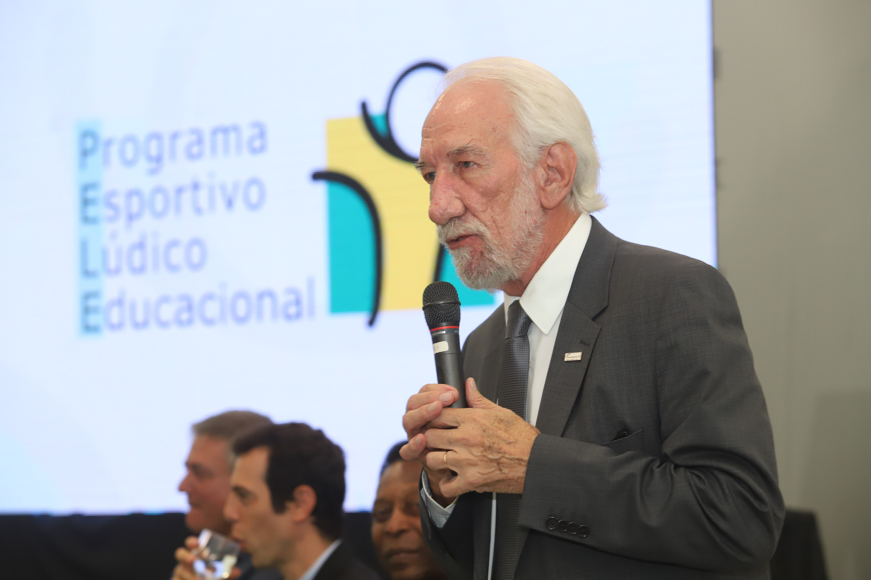 O governador Carlos Massa Ratinho Junior recebeu nesta quarta-feira (13), no Palácio Iguaçu, o campeão mundial de futebol Pelé. No evento, que contou com a presença de estudantes, atletas e ex-atletas, foram lançados a campanha Imposto Amigo do Esporte, do Governo do Estado, e o programa Esportivo Lúdico Educacional, de iniciativa de Pelé. - Curitiba, 13/03/2019 - Foto: Rodrigo Félix Leal/ANPr