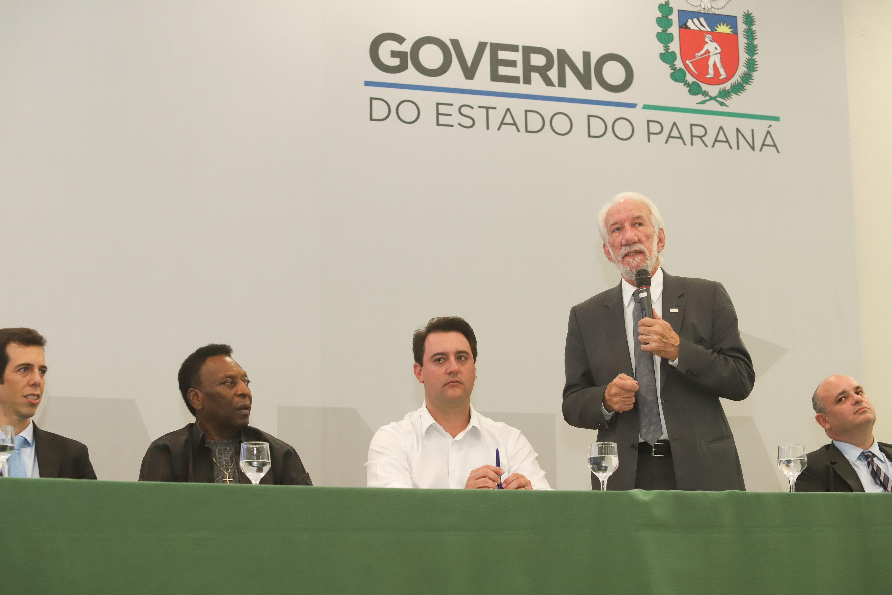 O governador Carlos Massa Ratinho Junior recebeu nesta quarta-feira (13), no Palácio Iguaçu, o campeão mundial de futebol Pelé. No evento, que contou com a presença de estudantes, atletas e ex-atletas, foram lançados a campanha Imposto Amigo do Esporte, do Governo do Estado, e o programa Esportivo Lúdico Educacional, de iniciativa de Pelé. - Curitiba, 13/03/2019 - Foto: Rodrigo Félix Leal/ANPr