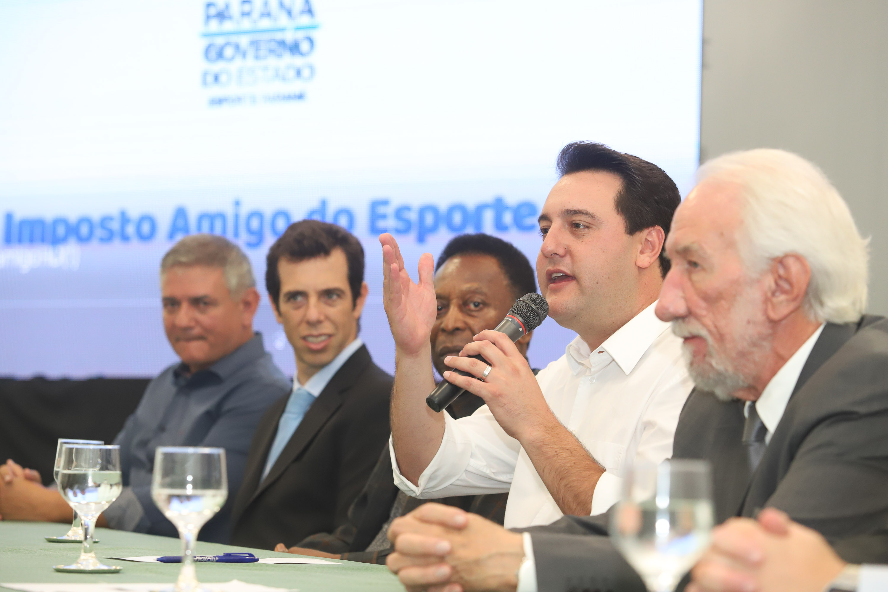 O governador Carlos Massa Ratinho Junior recebeu nesta quarta-feira (13), no Palácio Iguaçu, o campeão mundial de futebol Pelé. No evento, que contou com a presença de estudantes, atletas e ex-atletas, foram lançados a campanha Imposto Amigo do Esporte, do Governo do Estado, e o programa Esportivo Lúdico Educacional, de iniciativa de Pelé. - Curitiba, 13/03/2019 - Foto: Rodrigo Félix Leal/ANPr