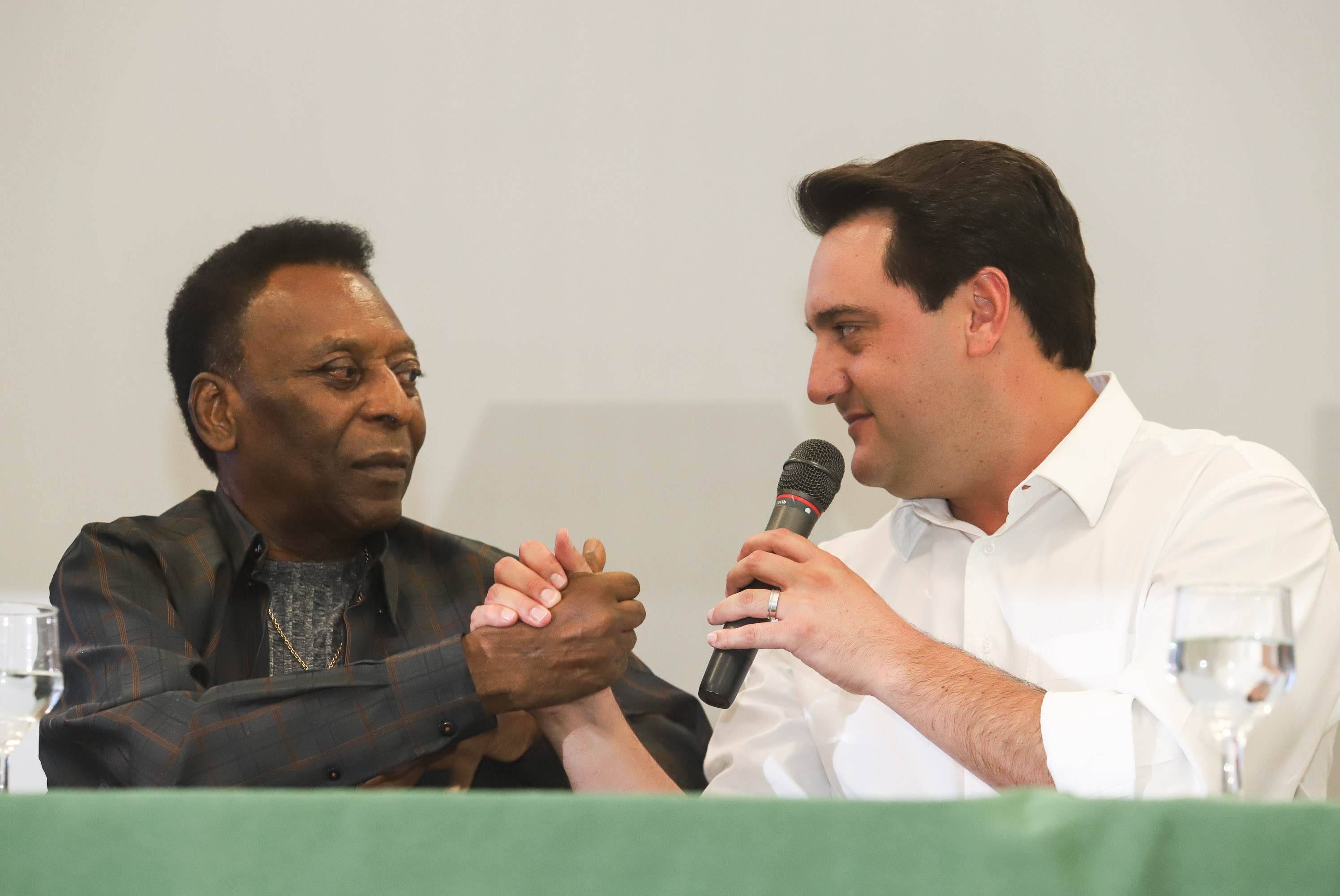 O governador Carlos Massa Ratinho Junior recebeu nesta quarta-feira (13), no Palácio Iguaçu, o campeão mundial de futebol Pelé. No evento, que contou com a presença de estudantes, atletas e ex-atletas, foram lançados a campanha Imposto Amigo do Esporte, do Governo do Estado, e o programa Esportivo Lúdico Educacional, de iniciativa de Pelé. - Curitiba, 13/03/2019 - Foto: Rodrigo Félix Leal/ANPr