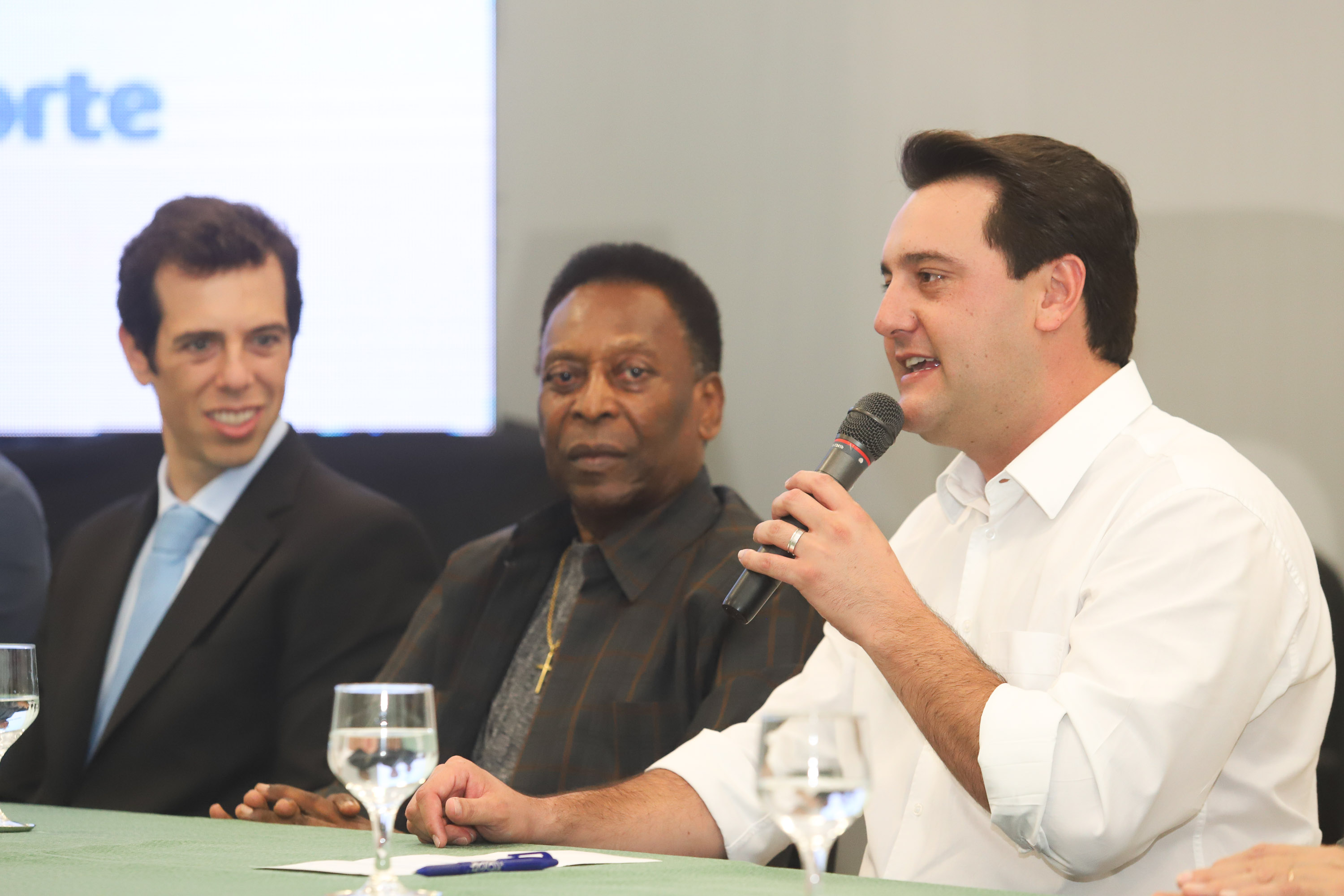O governador Carlos Massa Ratinho Junior recebeu nesta quarta-feira (13), no Palácio Iguaçu, o campeão mundial de futebol Pelé. No evento, que contou com a presença de estudantes, atletas e ex-atletas, foram lançados a campanha Imposto Amigo do Esporte, do Governo do Estado, e o programa Esportivo Lúdico Educacional, de iniciativa de Pelé. - Curitiba, 13/03/2019 - Foto: Rodrigo Félix Leal/ANPr