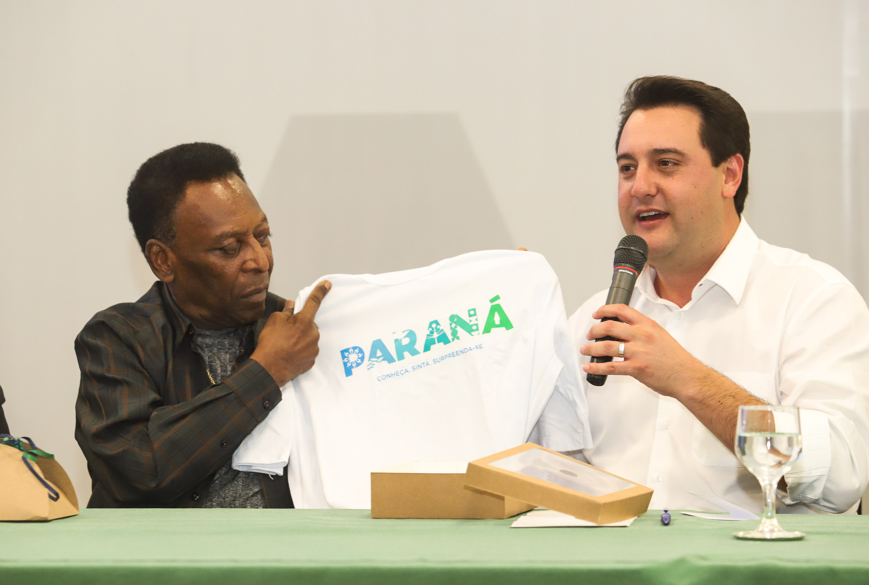 O governador Carlos Massa Ratinho Junior recebeu nesta quarta-feira (13), no Palácio Iguaçu, o campeão mundial de futebol Pelé. No evento, que contou com a presença de estudantes, atletas e ex-atletas, foram lançados a campanha Imposto Amigo do Esporte, do Governo do Estado, e o programa Esportivo Lúdico Educacional, de iniciativa de Pelé. - Curitiba, 13/03/2019 - Foto: Rodrigo Félix Leal/ANPr