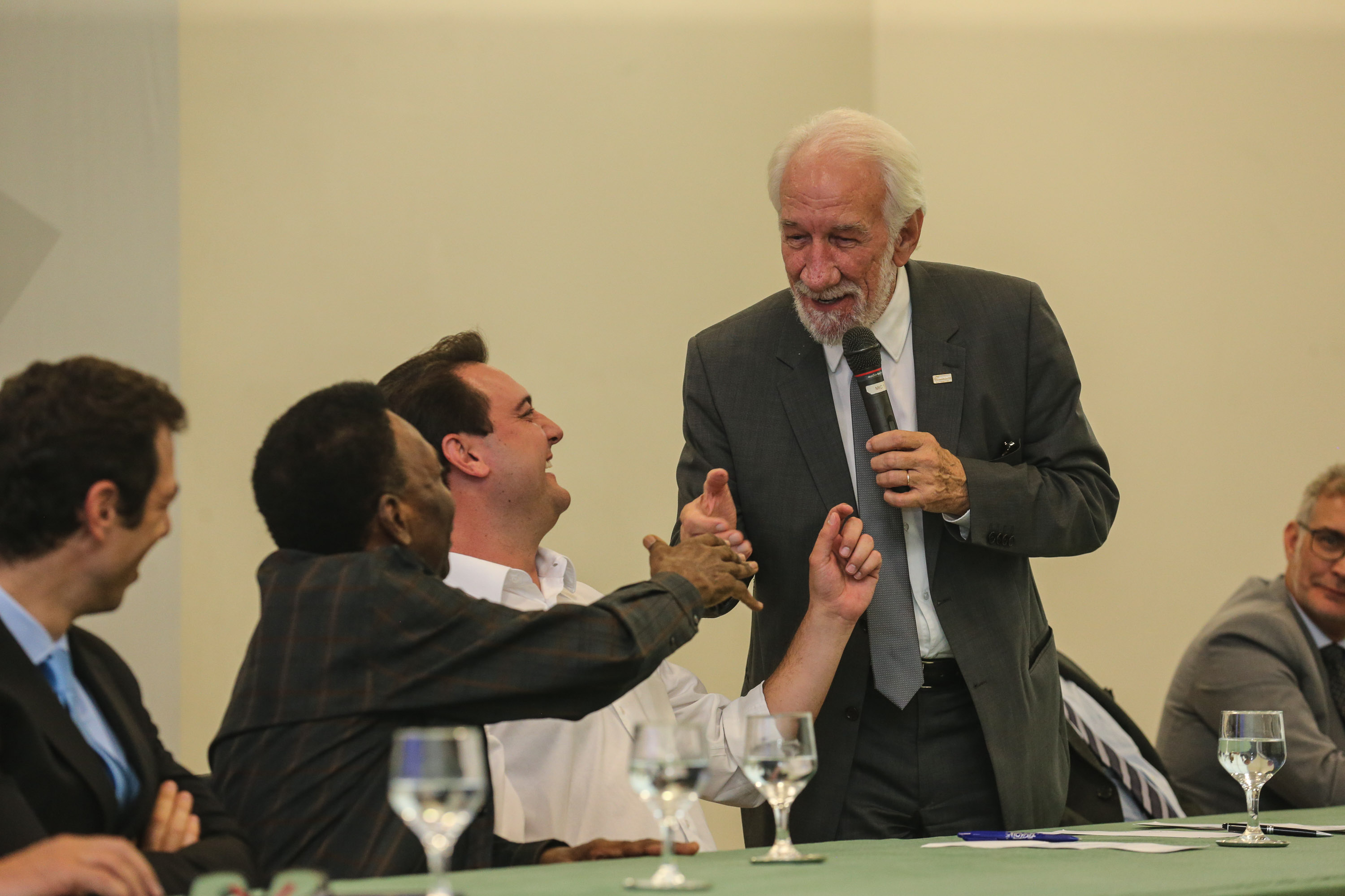 O governador Carlos Massa Ratinho Junior recebeu nesta quarta-feira (13), no Palácio Iguaçu, o campeão mundial de futebol Pelé. No evento, que contou com a presença de estudantes, atletas e ex-atletas, foram lançados a campanha Imposto Amigo do Esporte, do Governo do Estado, e o programa Esportivo Lúdico Educacional, de iniciativa de Pelé. - Curitiba, 13/03/2019 - Foto: Geraldo Bubniak/ANPr