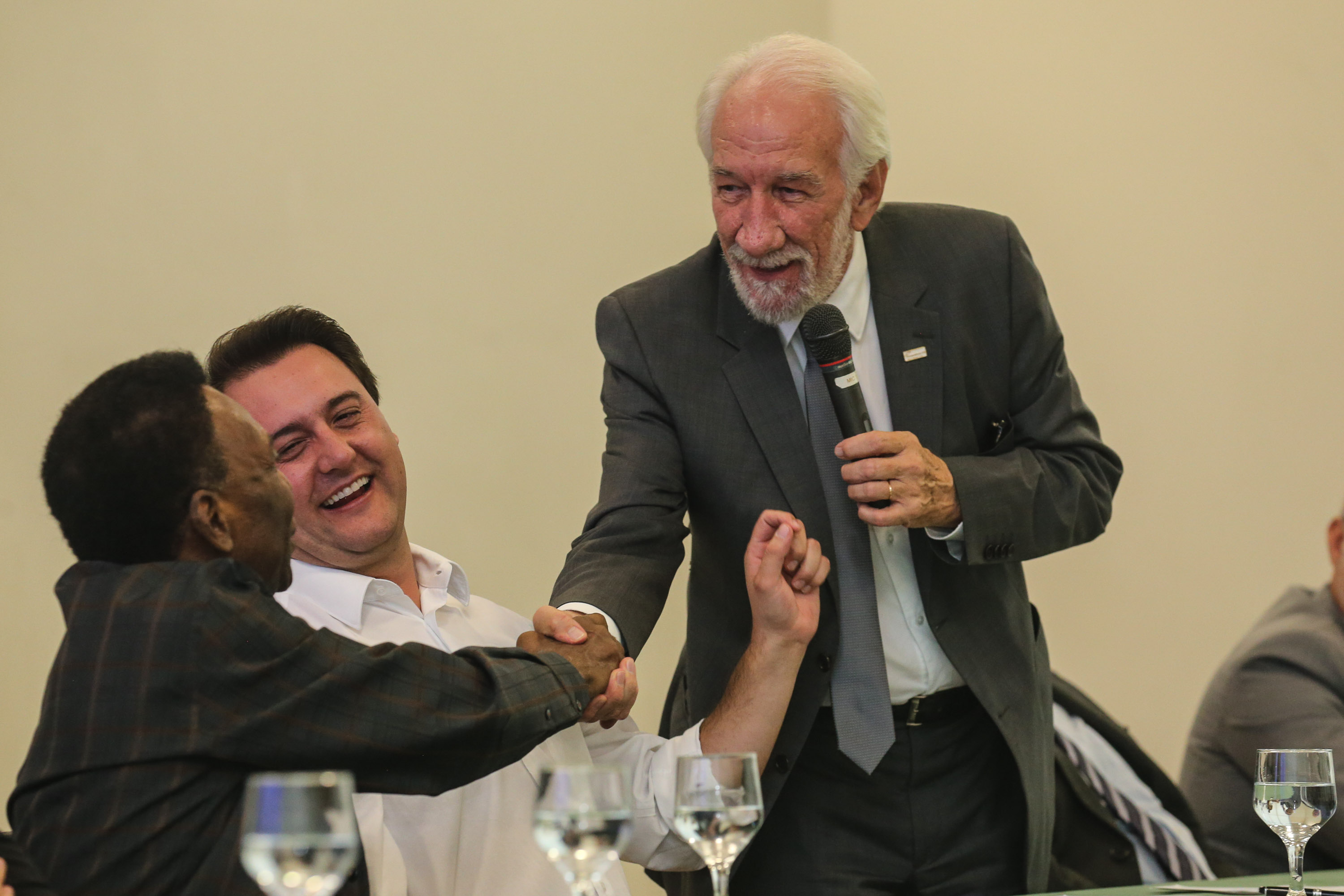 O governador Carlos Massa Ratinho Junior recebeu nesta quarta-feira (13), no Palácio Iguaçu, o campeão mundial de futebol Pelé. No evento, que contou com a presença de estudantes, atletas e ex-atletas, foram lançados a campanha Imposto Amigo do Esporte, do Governo do Estado, e o programa Esportivo Lúdico Educacional, de iniciativa de Pelé. - Curitiba, 13/03/2019 - Foto: Geraldo Bubniak/ANPr