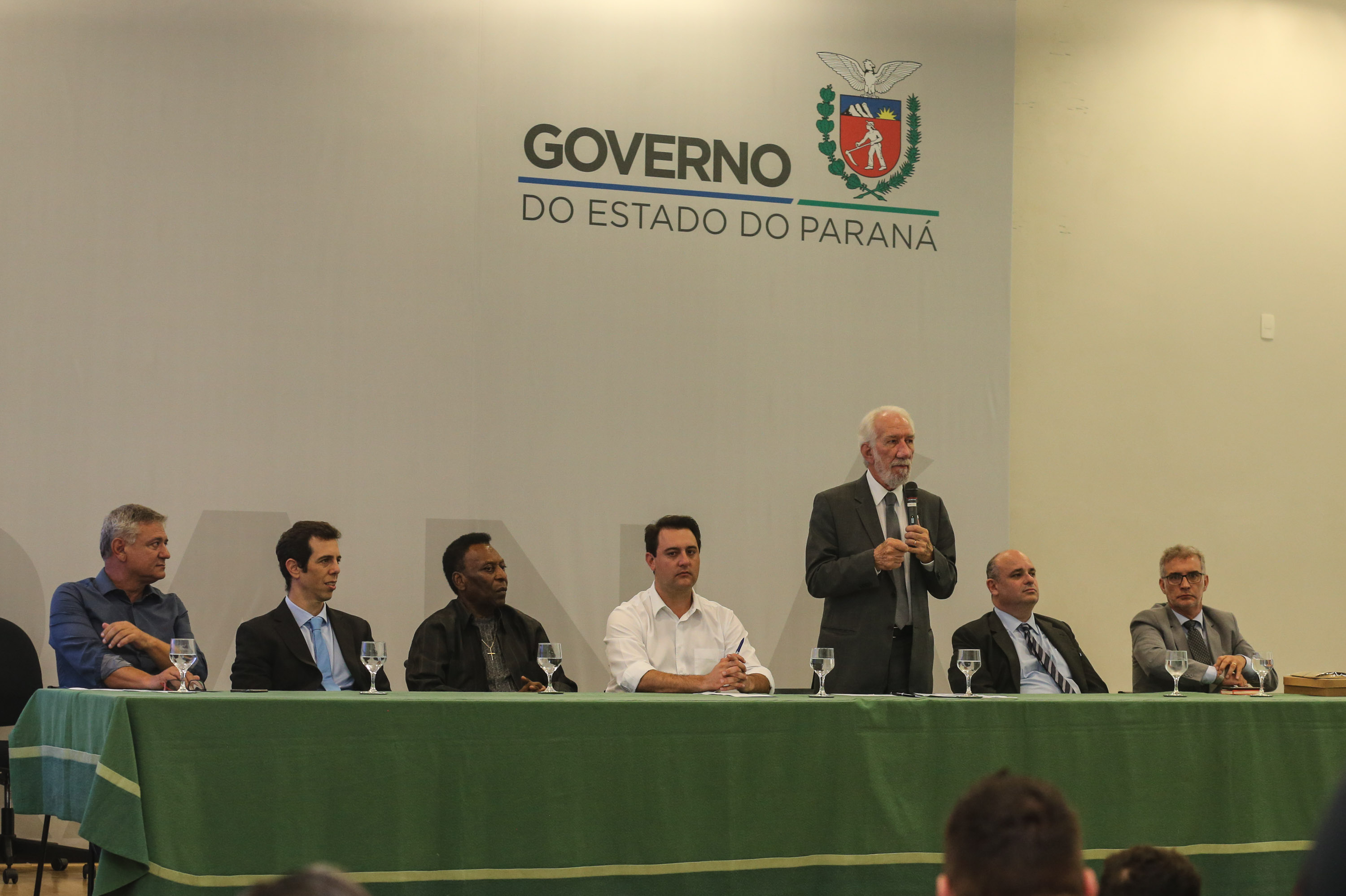 O governador Carlos Massa Ratinho Junior recebeu nesta quarta-feira (13), no Palácio Iguaçu, o campeão mundial de futebol Pelé. No evento, que contou com a presença de estudantes, atletas e ex-atletas, foram lançados a campanha Imposto Amigo do Esporte, do Governo do Estado, e o programa Esportivo Lúdico Educacional, de iniciativa de Pelé. - Curitiba, 13/03/2019 - Foto: Geraldo Bubniak/ANPr