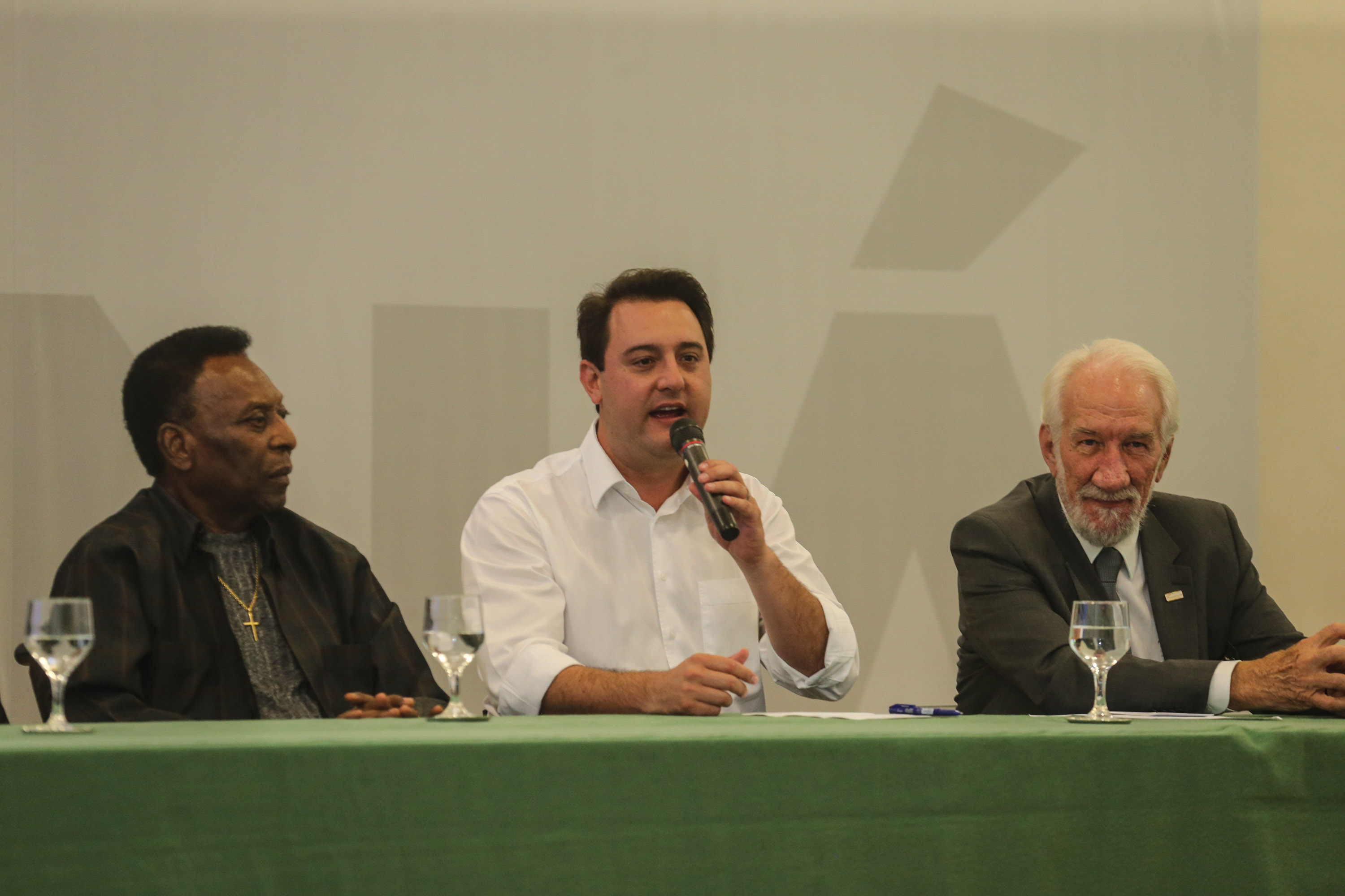 O governador Carlos Massa Ratinho Junior recebeu nesta quarta-feira (13), no Palácio Iguaçu, o campeão mundial de futebol Pelé. No evento, que contou com a presença de estudantes, atletas e ex-atletas, foram lançados a campanha Imposto Amigo do Esporte, do Governo do Estado, e o programa Esportivo Lúdico Educacional, de iniciativa de Pelé. - Curitiba, 13/03/2019 - Foto: Geraldo Bubniak/ANPr