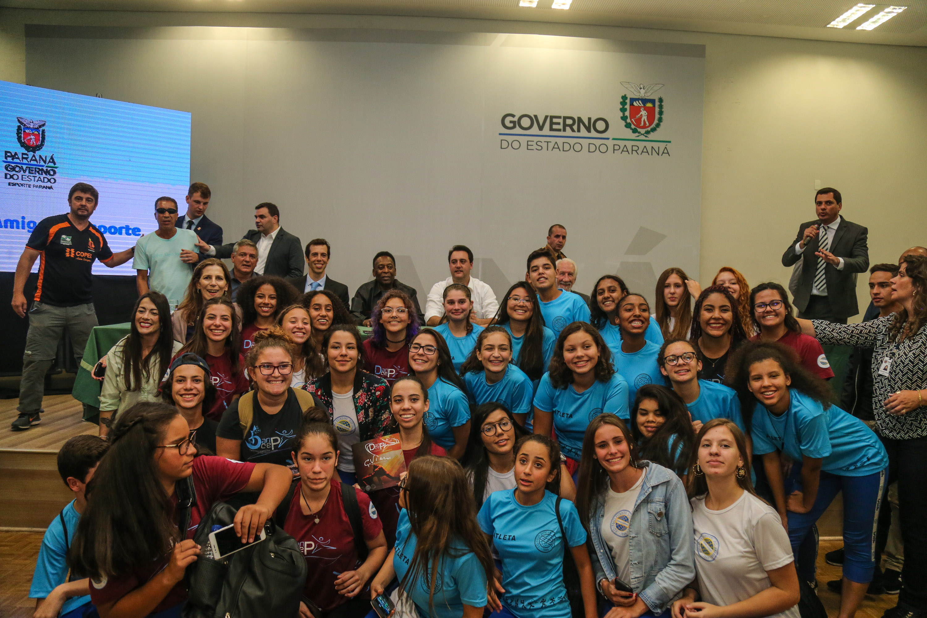 O governador Carlos Massa Ratinho Junior recebeu nesta quarta-feira (13), no Palácio Iguaçu, o campeão mundial de futebol Pelé. No evento, que contou com a presença de estudantes, atletas e ex-atletas, foram lançados a campanha Imposto Amigo do Esporte, do Governo do Estado, e o programa Esportivo Lúdico Educacional, de iniciativa de Pelé. - Curitiba, 13/03/2019 - Foto: Geraldo Bubniak/ANPr