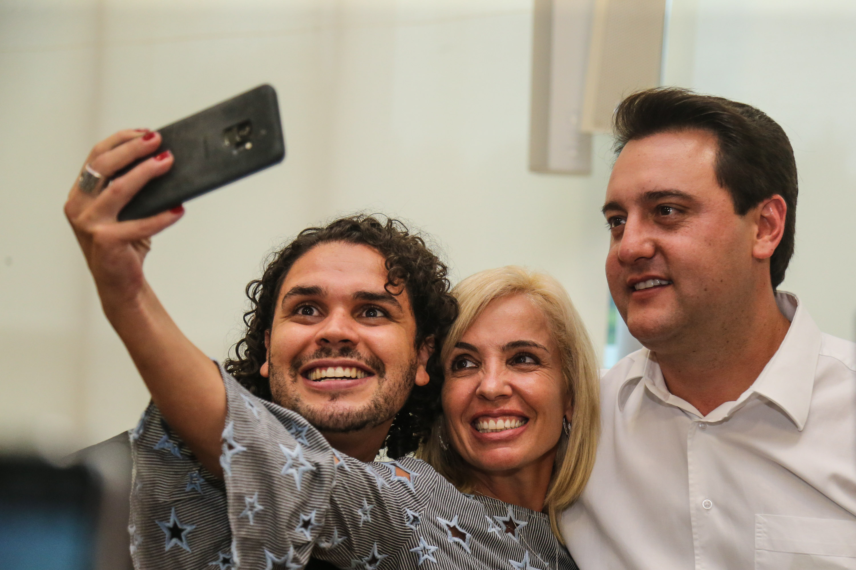 O governador Carlos Massa Ratinho Junior recebeu nesta quarta-feira (13), no Palácio Iguaçu, o campeão mundial de futebol Pelé. No evento, que contou com a presença de estudantes, atletas e ex-atletas, foram lançados a campanha Imposto Amigo do Esporte, do Governo do Estado, e o programa Esportivo Lúdico Educacional, de iniciativa de Pelé. - Curitiba, 13/03/2019 - Foto: Geraldo Bubniak/ANPr