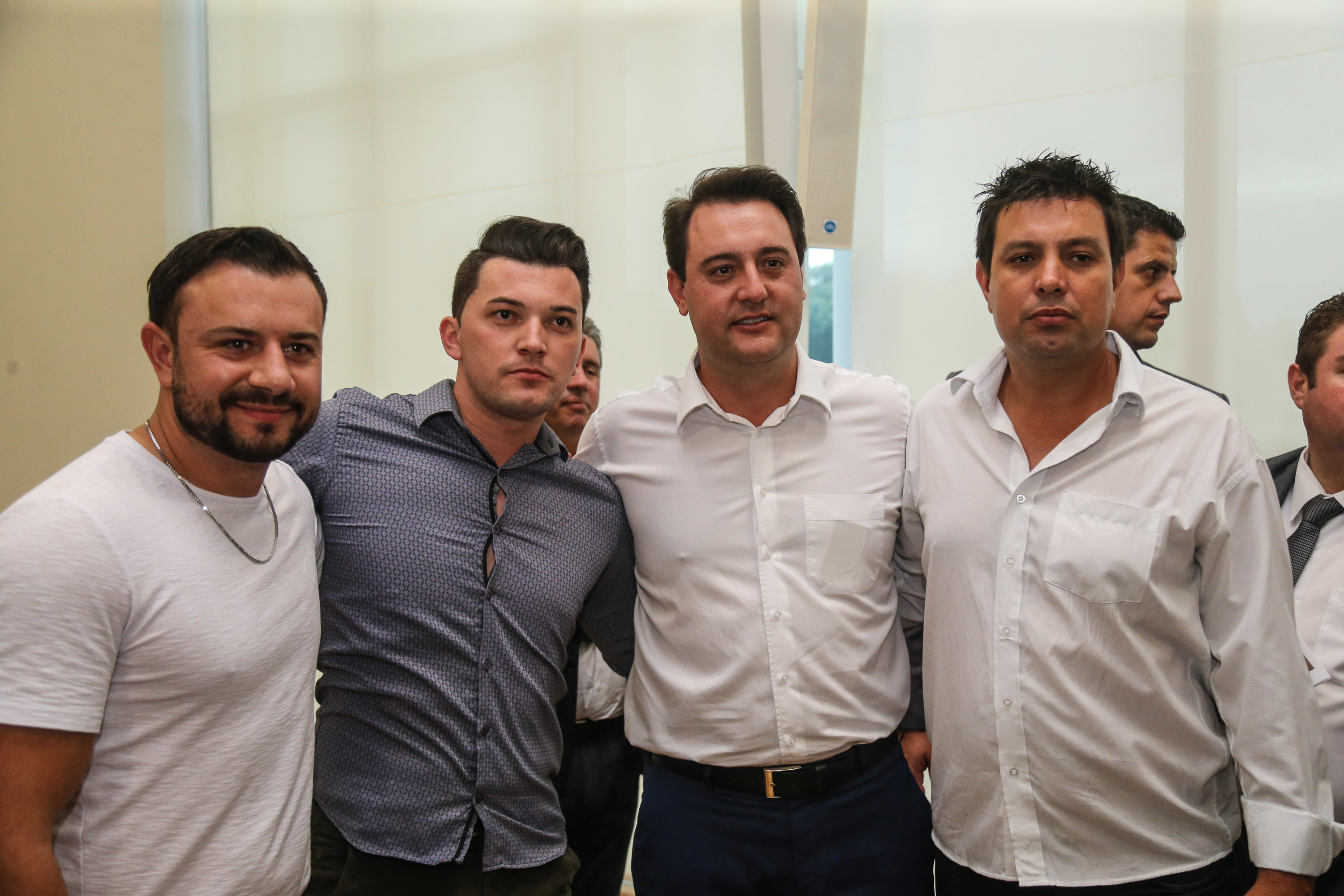 O governador Carlos Massa Ratinho Junior recebeu nesta quarta-feira (13), no Palácio Iguaçu, o campeão mundial de futebol Pelé. No evento, que contou com a presença de estudantes, atletas e ex-atletas, foram lançados a campanha Imposto Amigo do Esporte, do Governo do Estado, e o programa Esportivo Lúdico Educacional, de iniciativa de Pelé. - Curitiba, 13/03/2019 - Foto: Geraldo Bubniak/ANPr