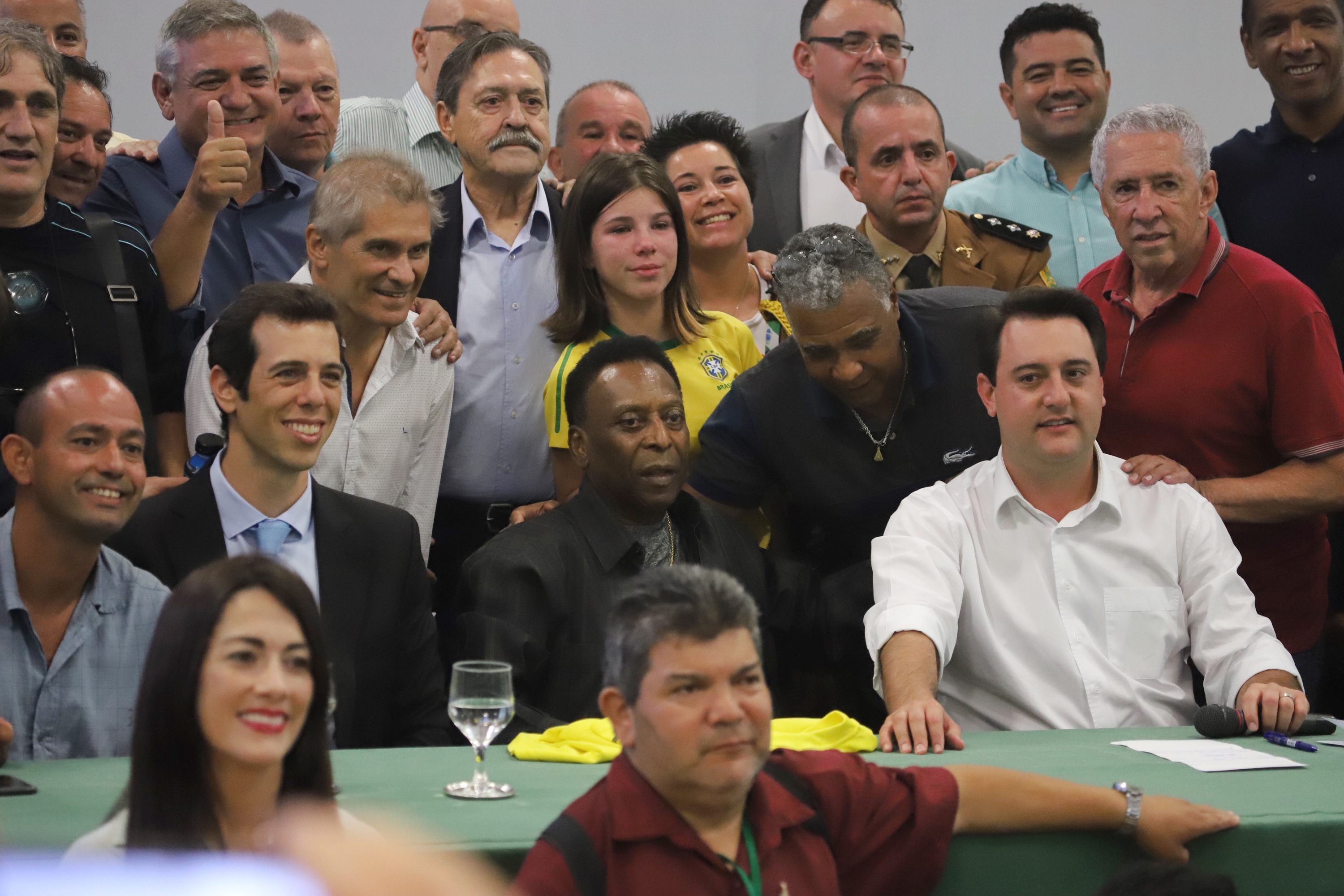 O governador Carlos Massa Ratinho Junior recebeu nesta quarta-feira (13), no Palácio Iguaçu, o campeão mundial de futebol Pelé. No evento, que contou com a presença de estudantes, atletas e ex-atletas, foram lançados a campanha Imposto Amigo do Esporte, do Governo do Estado, e o programa Esportivo Lúdico Educacional, de iniciativa de Pelé. - Curitiba, 13/03/2019 - Foto: José Fernando Ogura/ANPr