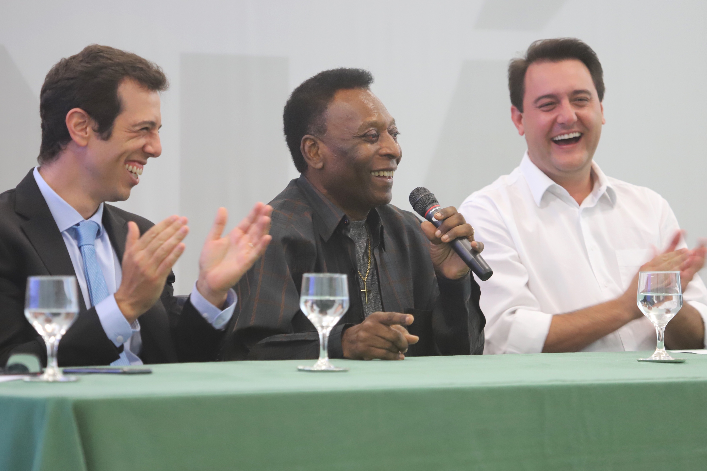 O governador Carlos Massa Ratinho Junior recebeu nesta quarta-feira (13), no Palácio Iguaçu, o campeão mundial de futebol Pelé. No evento, que contou com a presença de estudantes, atletas e ex-atletas, foram lançados a campanha Imposto Amigo do Esporte, do Governo do Estado, e o programa Esportivo Lúdico Educacional, de iniciativa de Pelé. - Curitiba, 13/03/2019 - Foto: José Fernando Ogura/ANPr