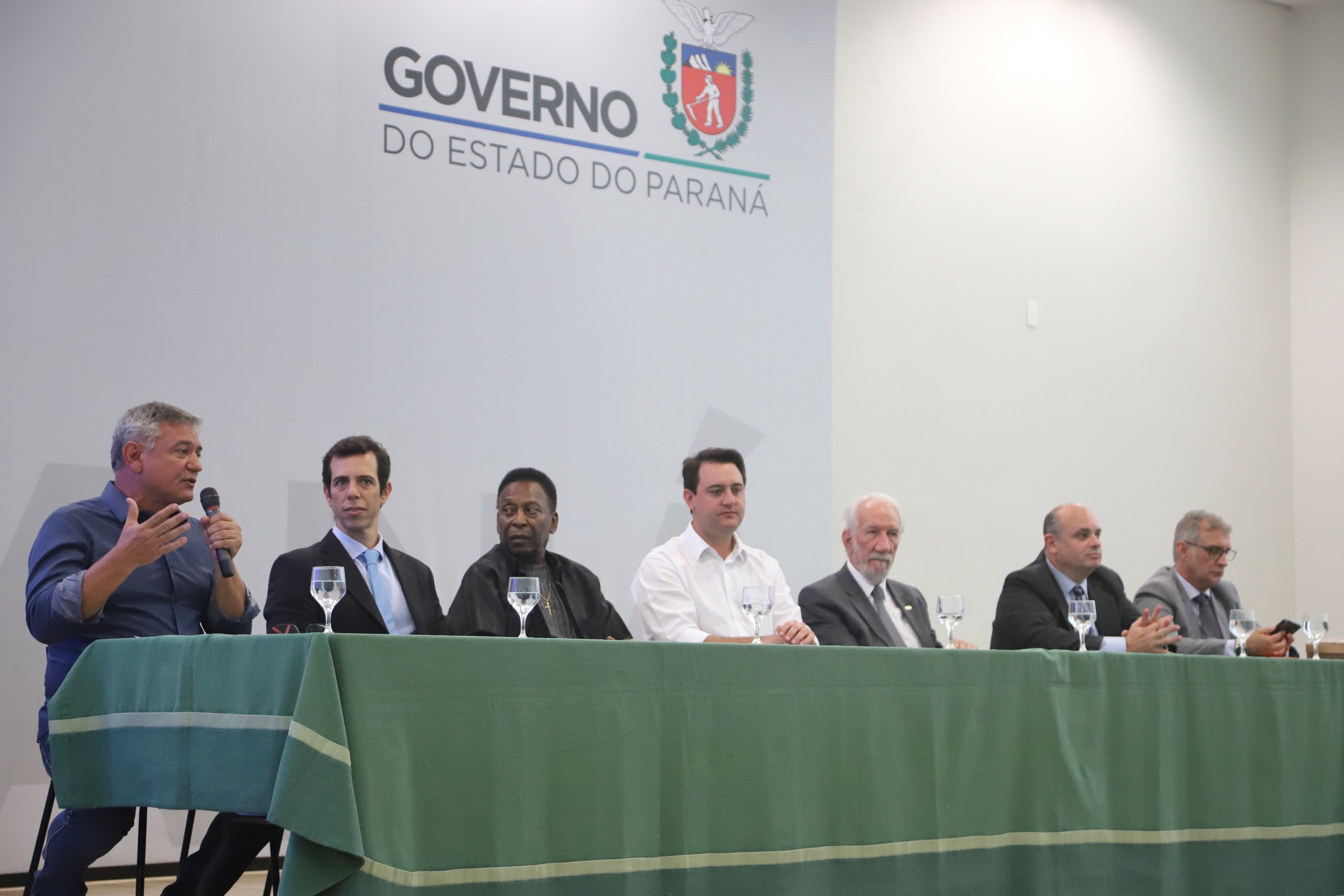 O governador Carlos Massa Ratinho Junior recebeu nesta quarta-feira (13), no Palácio Iguaçu, o campeão mundial de futebol Pelé. No evento, que contou com a presença de estudantes, atletas e ex-atletas, foram lançados a campanha Imposto Amigo do Esporte, do Governo do Estado, e o programa Esportivo Lúdico Educacional, de iniciativa de Pelé. - Curitiba, 13/03/2019 - Foto: José Fernando Ogura/ANPr