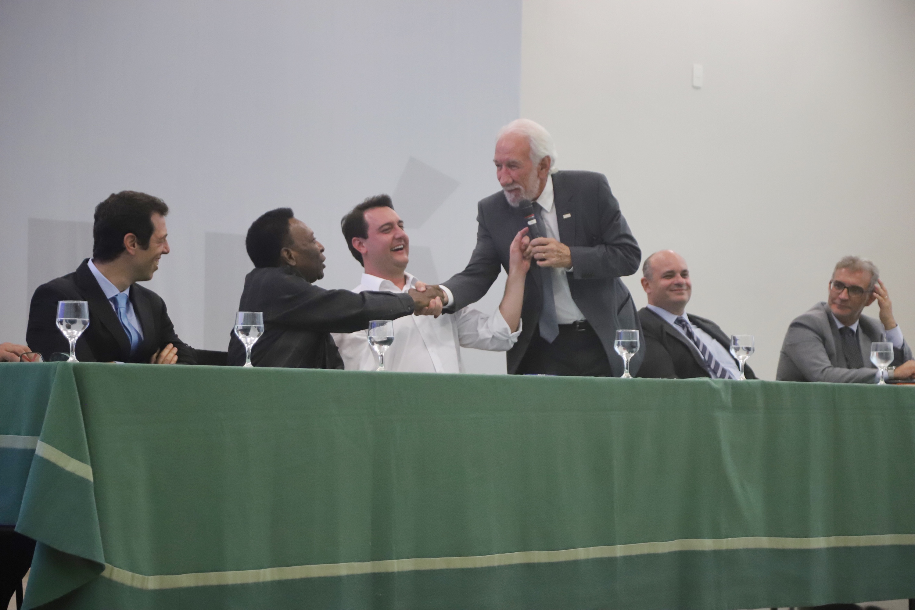 O governador Carlos Massa Ratinho Junior recebeu nesta quarta-feira (13), no Palácio Iguaçu, o campeão mundial de futebol Pelé. No evento, que contou com a presença de estudantes, atletas e ex-atletas, foram lançados a campanha Imposto Amigo do Esporte, do Governo do Estado, e o programa Esportivo Lúdico Educacional, de iniciativa de Pelé. - Curitiba, 13/03/2019 - Foto: José Fernando Ogura/ANPr