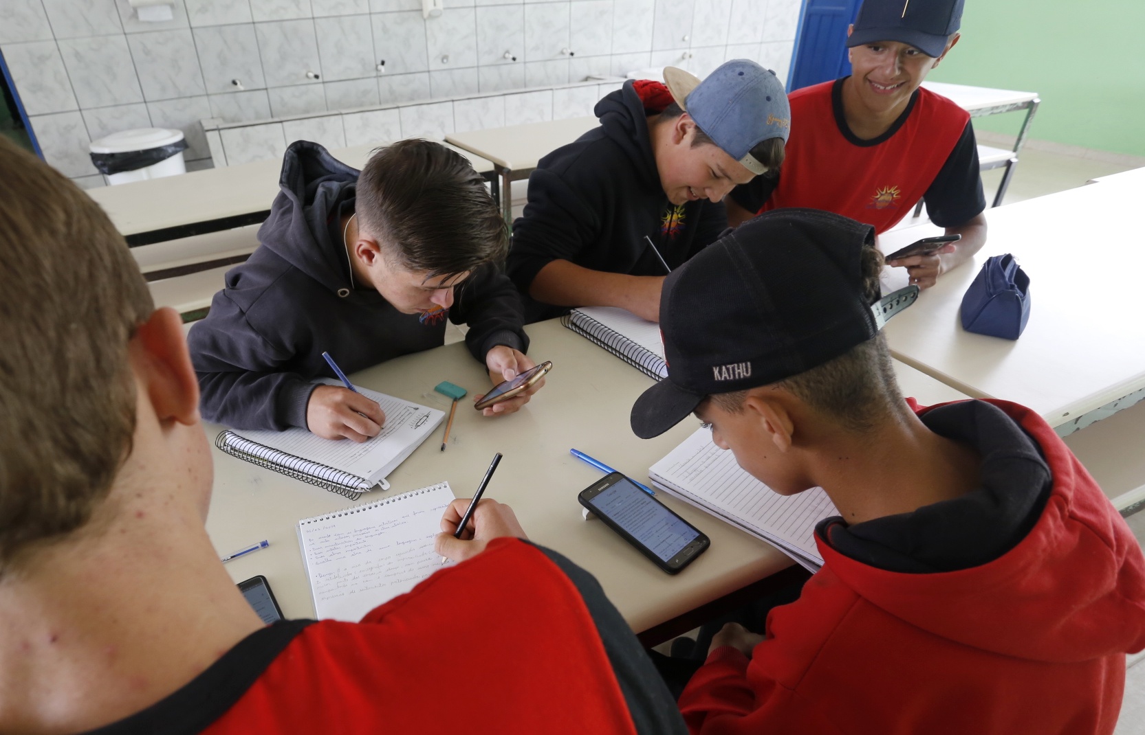 Em dois anos, o Colégio Estadual Frederico Guilherme Giese, em Piên (na Região Metropolitana de Curitiba), viveu uma transformação: a nota do Índice de Desenvolvimento da Educação Básica (Ideb) aumentou de 3,8 para 5,4 enquanto a evasão escolar despencou de 15% para 7%. Os resultados foram obtidos, respectivamente, no Ideb de 2015 e 2017. Foto: Arnaldo Alves/ANPr