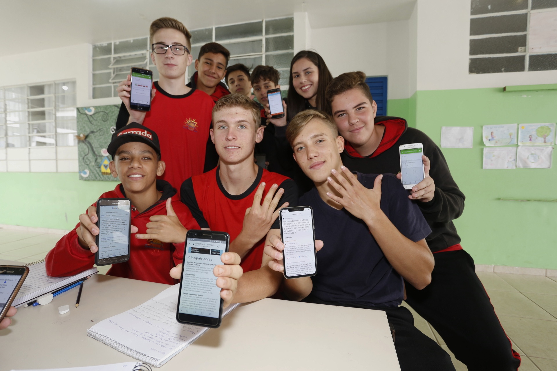 Em dois anos, o Colégio Estadual Frederico Guilherme Giese, em Piên (na Região Metropolitana de Curitiba), viveu uma transformação: a nota do Índice de Desenvolvimento da Educação Básica (Ideb) aumentou de 3,8 para 5,4 enquanto a evasão escolar despencou de 15% para 7%. Os resultados foram obtidos, respectivamente, no Ideb de 2015 e 2017. Foto: Arnaldo Alves/ANPr
