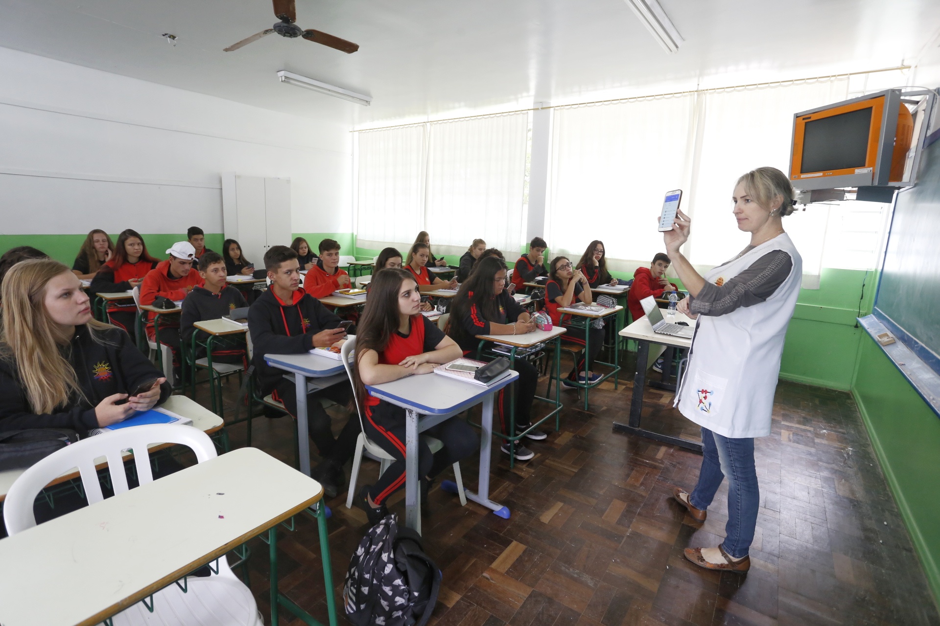 Em dois anos, o Colégio Estadual Frederico Guilherme Giese, em Piên (na Região Metropolitana de Curitiba), viveu uma transformação: a nota do Índice de Desenvolvimento da Educação Básica (Ideb) aumentou de 3,8 para 5,4 enquanto a evasão escolar despencou de 15% para 7%. Os resultados foram obtidos, respectivamente, no Ideb de 2015 e 2017. Foto: Arnaldo Alves/ANPr