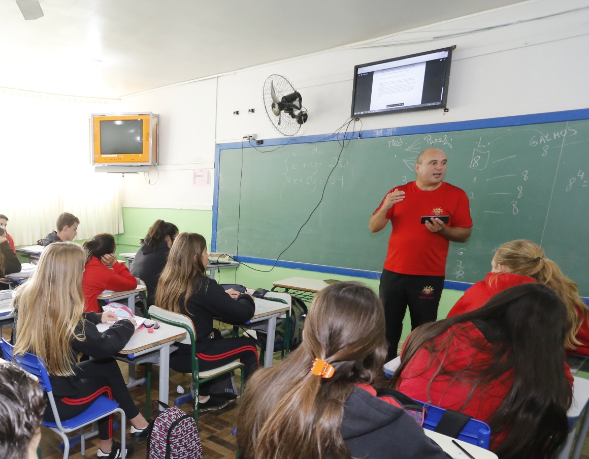 Para o diretor do colégio, Josias Terres, a equação “mais aprendizagem e mais alunos em sala de aula” resultou positiva graças à implantação da cultura digital no cotidiano escolar, por meio do uso pedagógico de recursos tecnológicos. Foto: Arnaldo Alves/ANPr