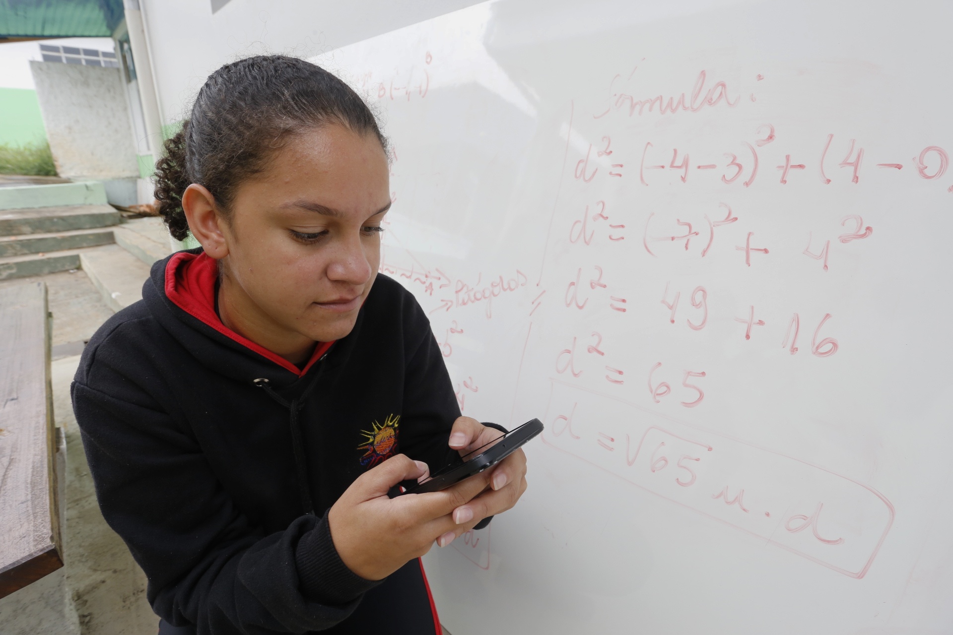 As aulas ficaram mais dinâmicas, os alunos participam mais e aprendemos mais também”, completou Maria Júlia Piontkewicz, de 16 anos, aluna do 2° ano do Ensino Médio. Foto: Arnaldo Alves/ANPr