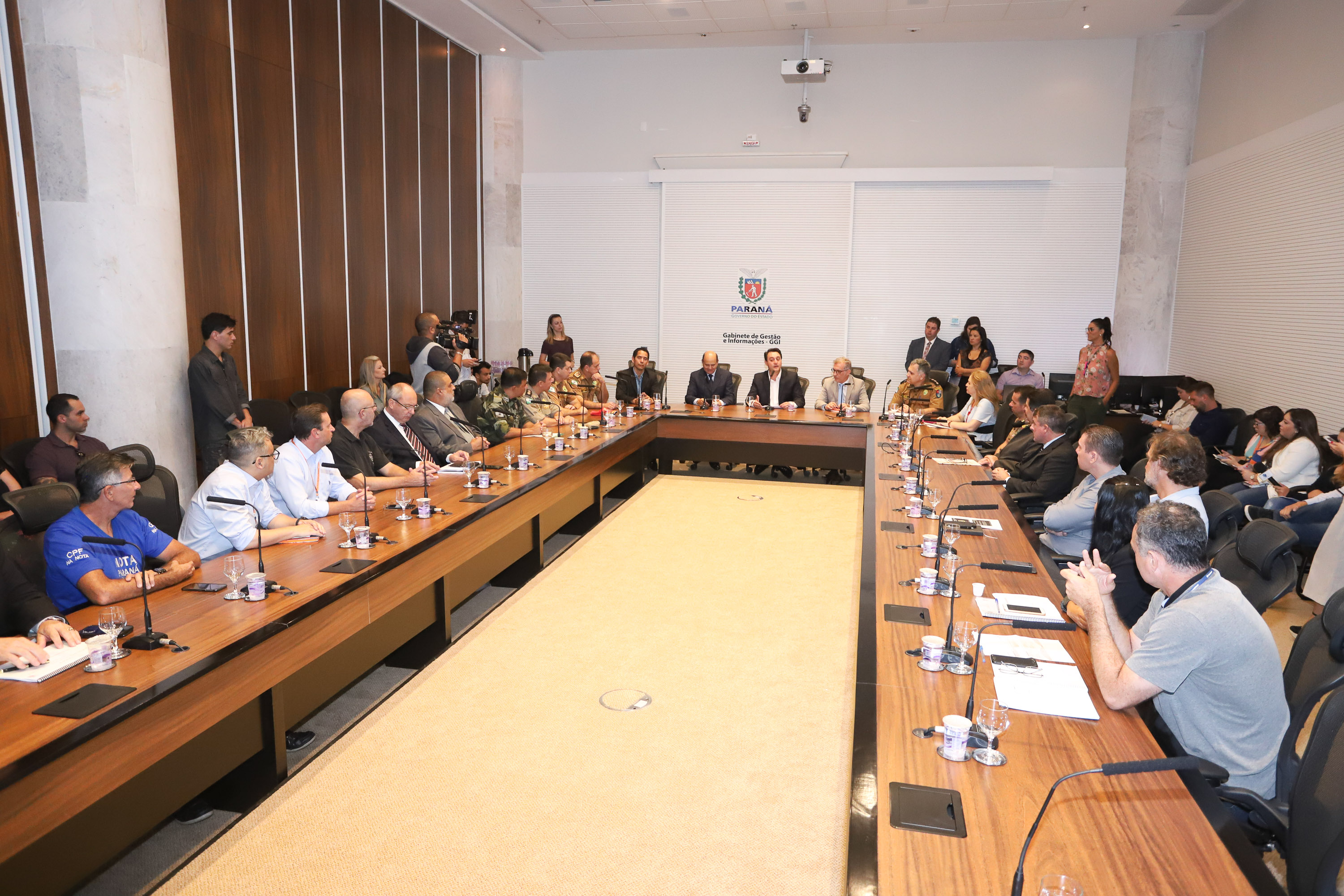 Balanço final da Operação Verão 2018/2019 foi apresentado nesta quinta-feira (14), em reunião no Palácio Iguaçu, com o governador Carlos Massa Ratinho Junior, o secretário da Segurança Pública e Administração Penitenciária, Luiz Felipe Carbonell, o secretário da Comunicação Social e Cultura, Hudson José e representantes de todas as secretarias e órgãos envolvidos nas atividades. - Curitiba, 14/03/2019 - Foto: Rodrigo Félix Leal/ANPr