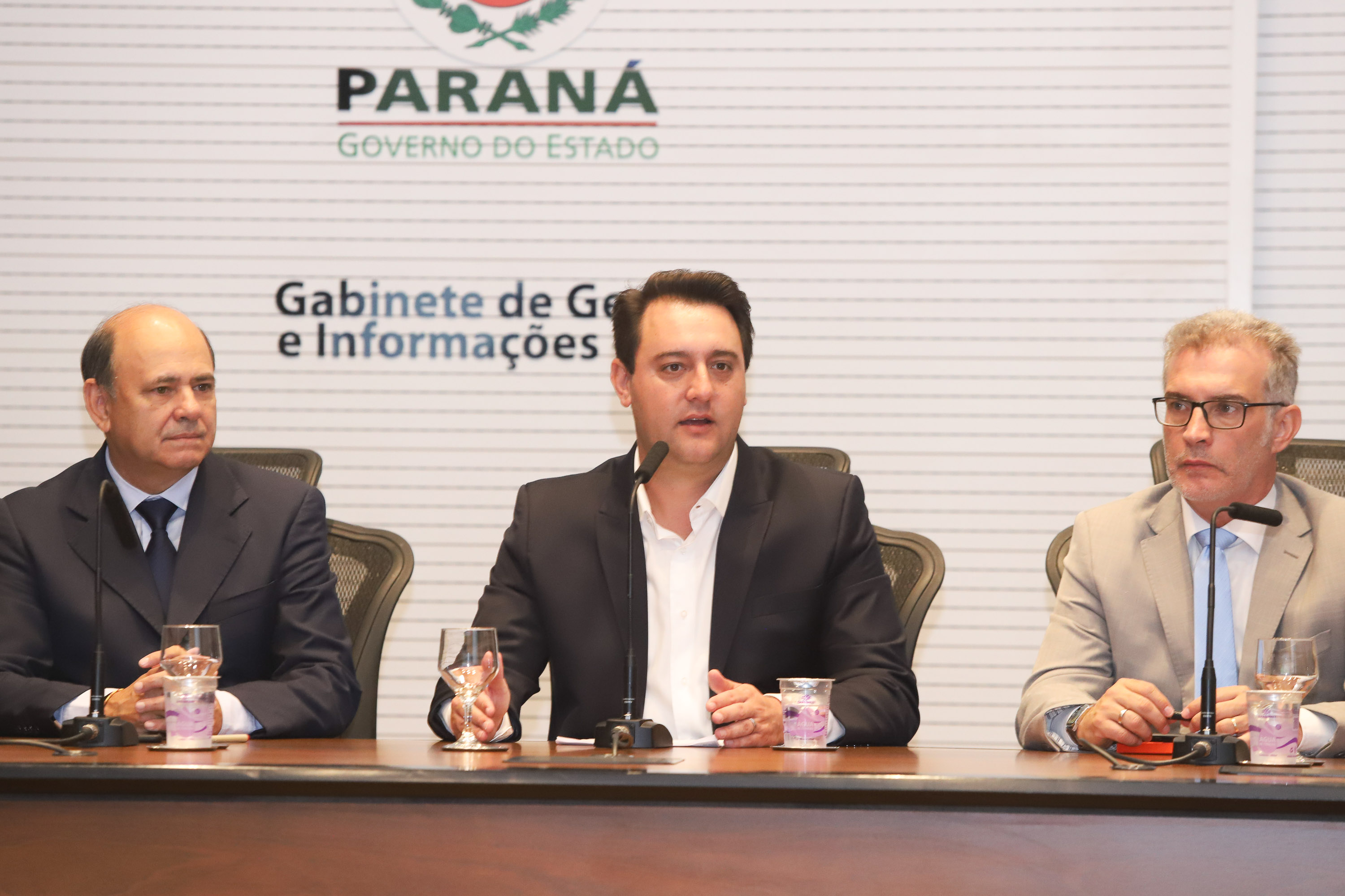 Balanço final da Operação Verão 2018/2019 foi apresentado nesta quinta-feira (14), em reunião no Palácio Iguaçu, com o governador Carlos Massa Ratinho Junior, o secretário da Segurança Pública e Administração Penitenciária, Luiz Felipe Carbonell, o secretário da Comunicação Social e Cultura, Hudson José e representantes de todas as secretarias e órgãos envolvidos nas atividades. - Curitiba, 14/03/2019 - Foto: Rodrigo Félix Leal/ANPr