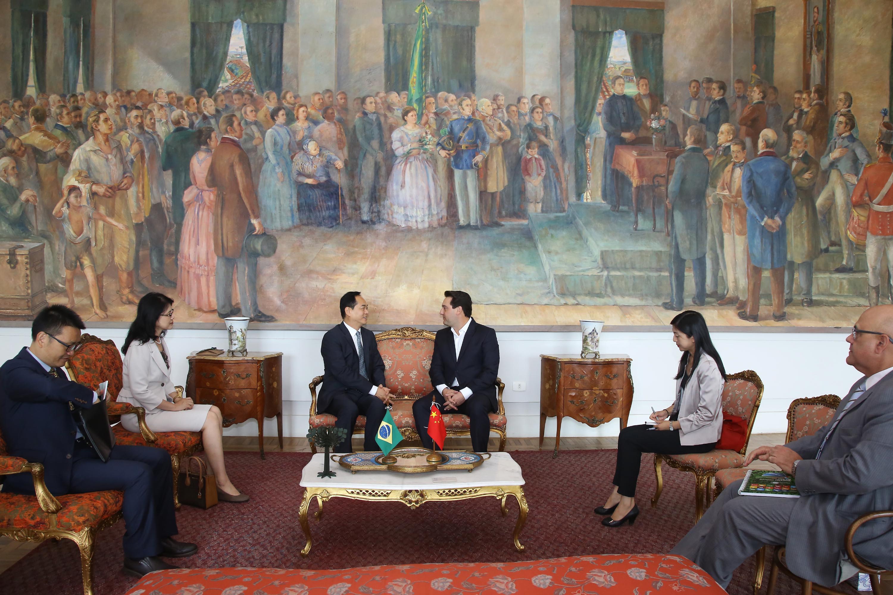 A China quer ser parceira do Paraná em obras de infraestrutura, com grande interesse no projeto do corredor bioceânico, que ligará os portos de Paranaguá, no Litoral do Estado, ao de Antofagasta, no Chile. O assunto foi tratado nesta quinta-feira (14) entre o governador Carlos Massa Ratinho Junior e o embaixador da República Popular da China, Yang Wanming, no Palácio Iguaçu. - . Curitiba,14/03/2019 Foto:Jaelson Lucas/ANPr