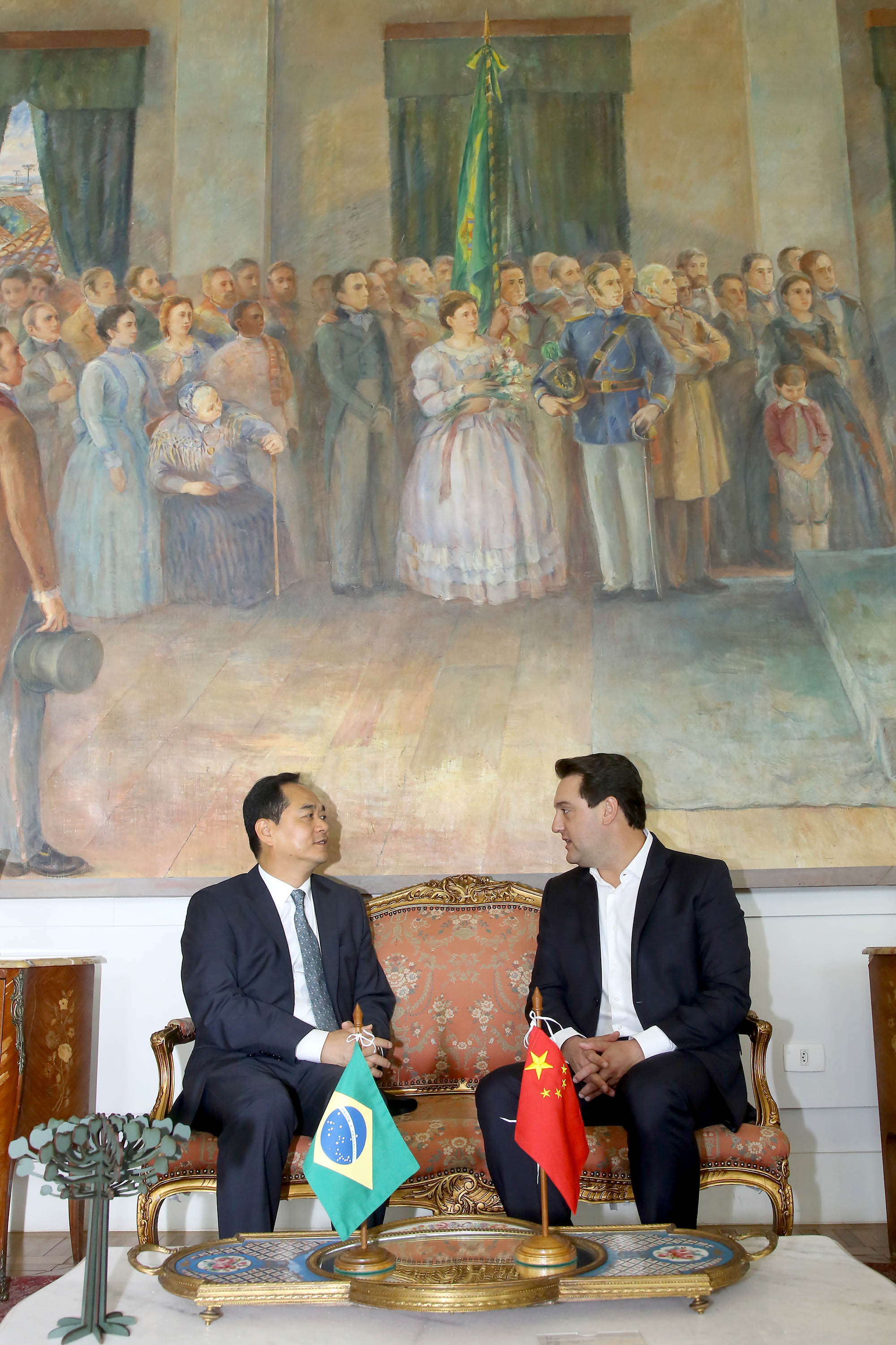 A China quer ser parceira do Paraná em obras de infraestrutura, com grande interesse no projeto do corredor bioceânico, que ligará os portos de Paranaguá, no Litoral do Estado, ao de Antofagasta, no Chile. O assunto foi tratado nesta quinta-feira (14) entre o governador Carlos Massa Ratinho Junior e o embaixador da República Popular da China, Yang Wanming, no Palácio Iguaçu. - . Curitiba,14/03/2019 Foto:Jaelson Lucas/ANPr
